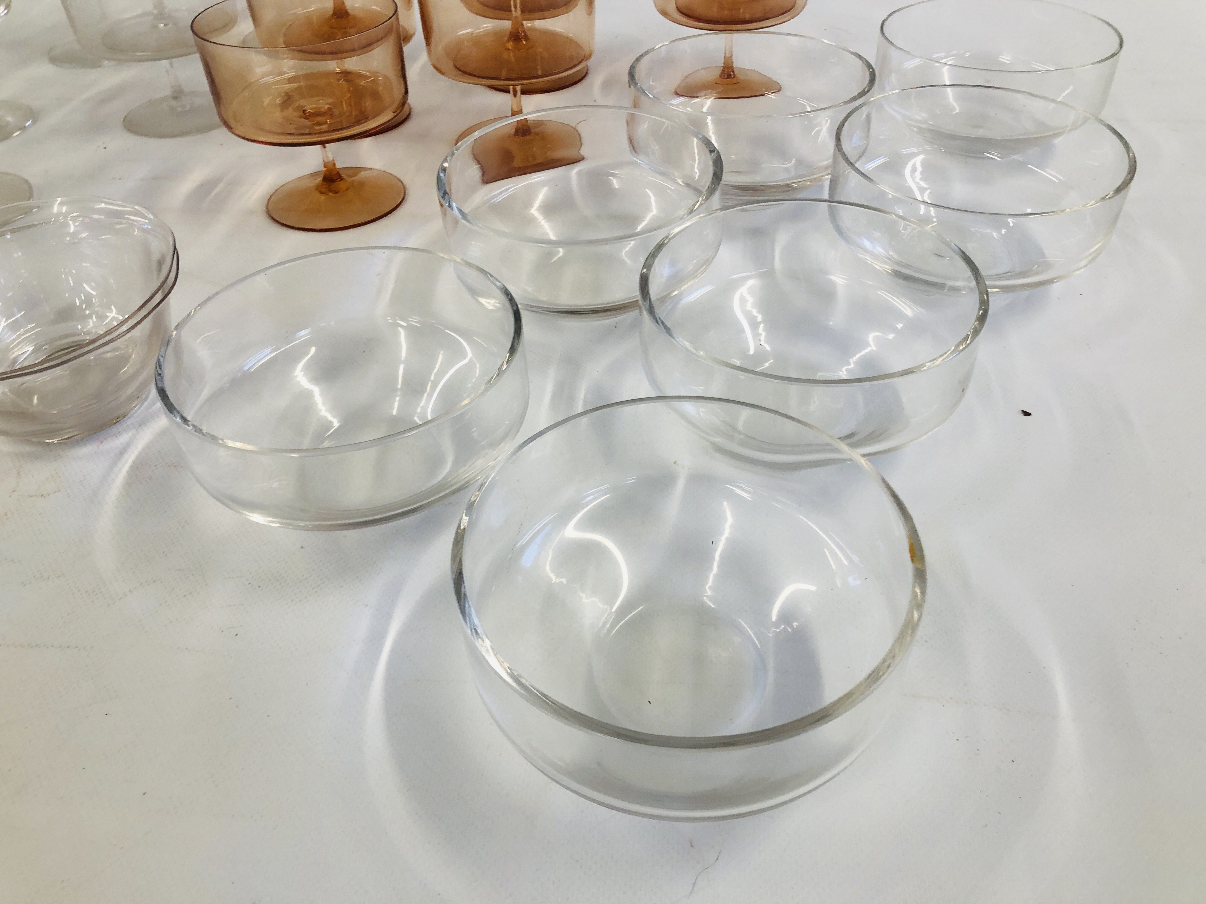 A LARGE GROUP OF ASSORTED GOOD QUALITY GLASS SUNDAE DISHES TO INCLUDE COLOURED EXAMPLES IN THE - Image 2 of 7