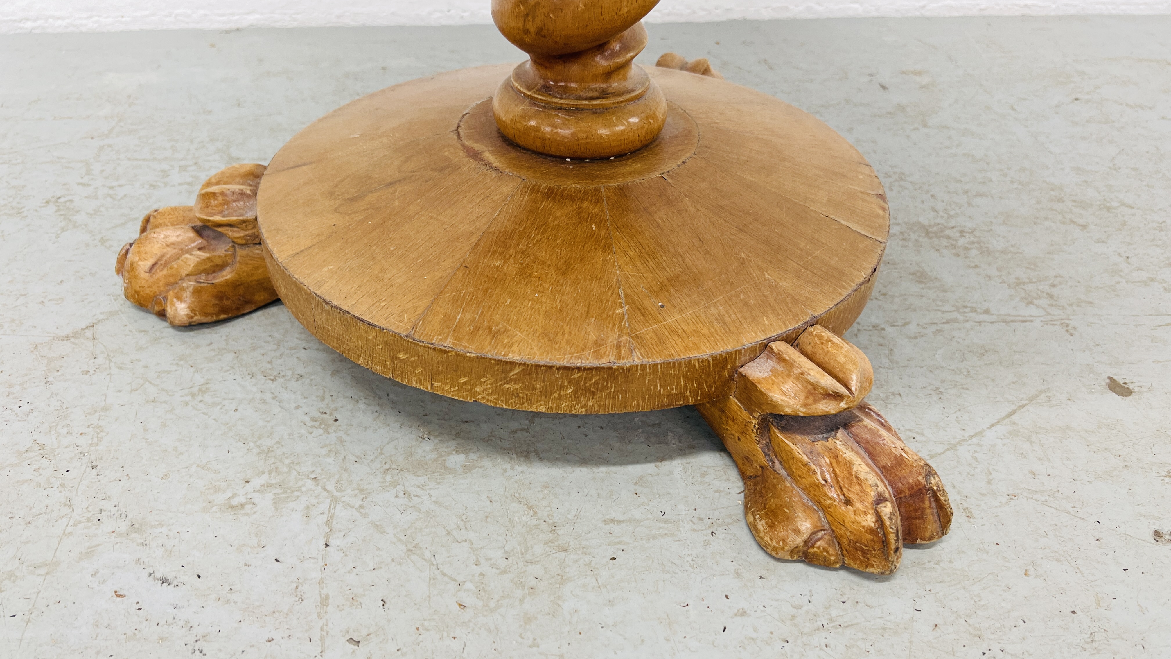 A VICTORIAN INLAID WALNUT CIRCULAR TABLE ON A CORKSCREW COLUMN AND A CIRCULAR BASE AND LIONS CLAW - Image 7 of 8