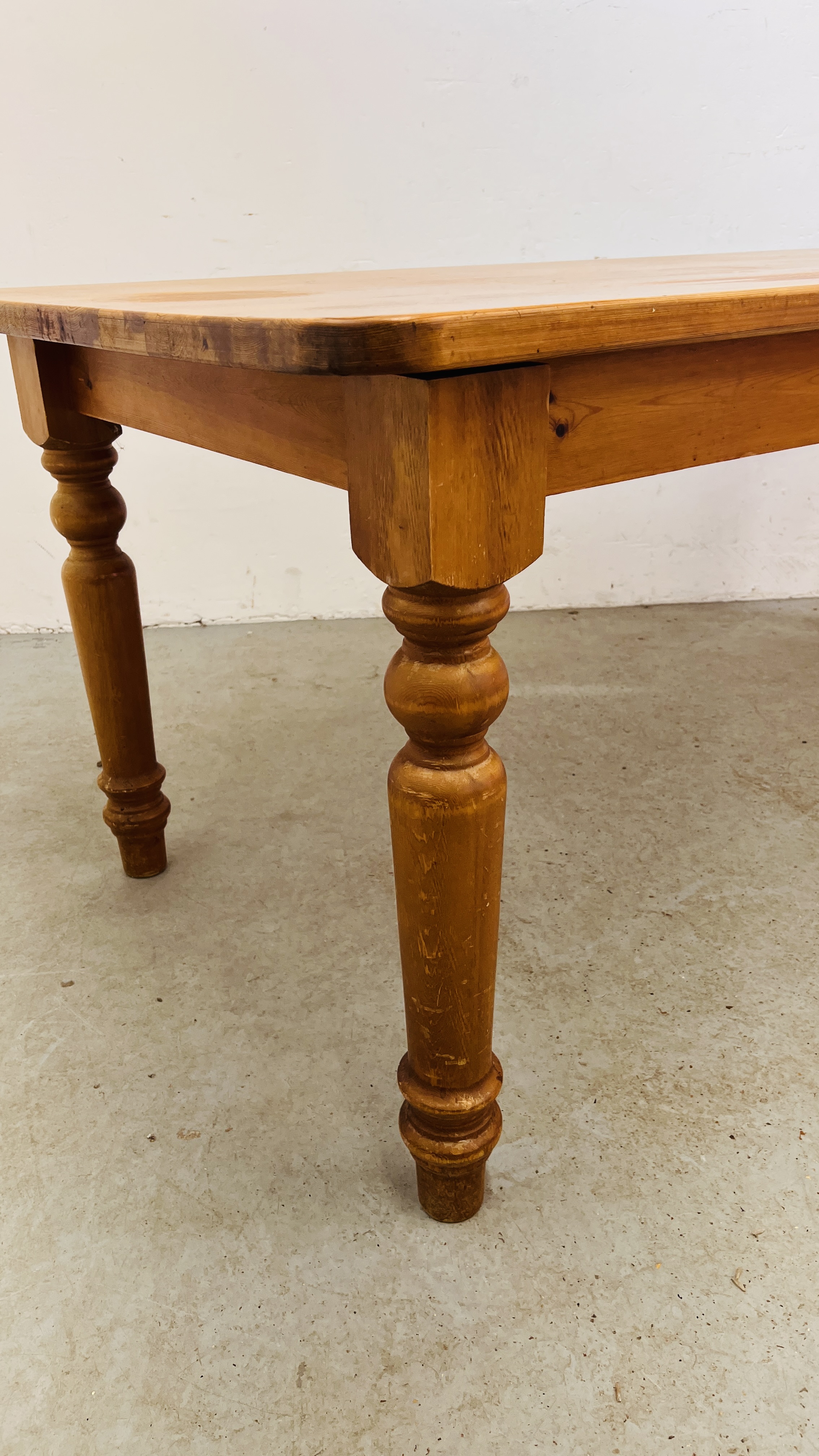 A WAXED PINE KITCHEN TABLE ON TURNED LEGS. - Image 4 of 8