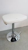 A CHROME AND LEATHER ADJUSTABLE BAR STOOL.