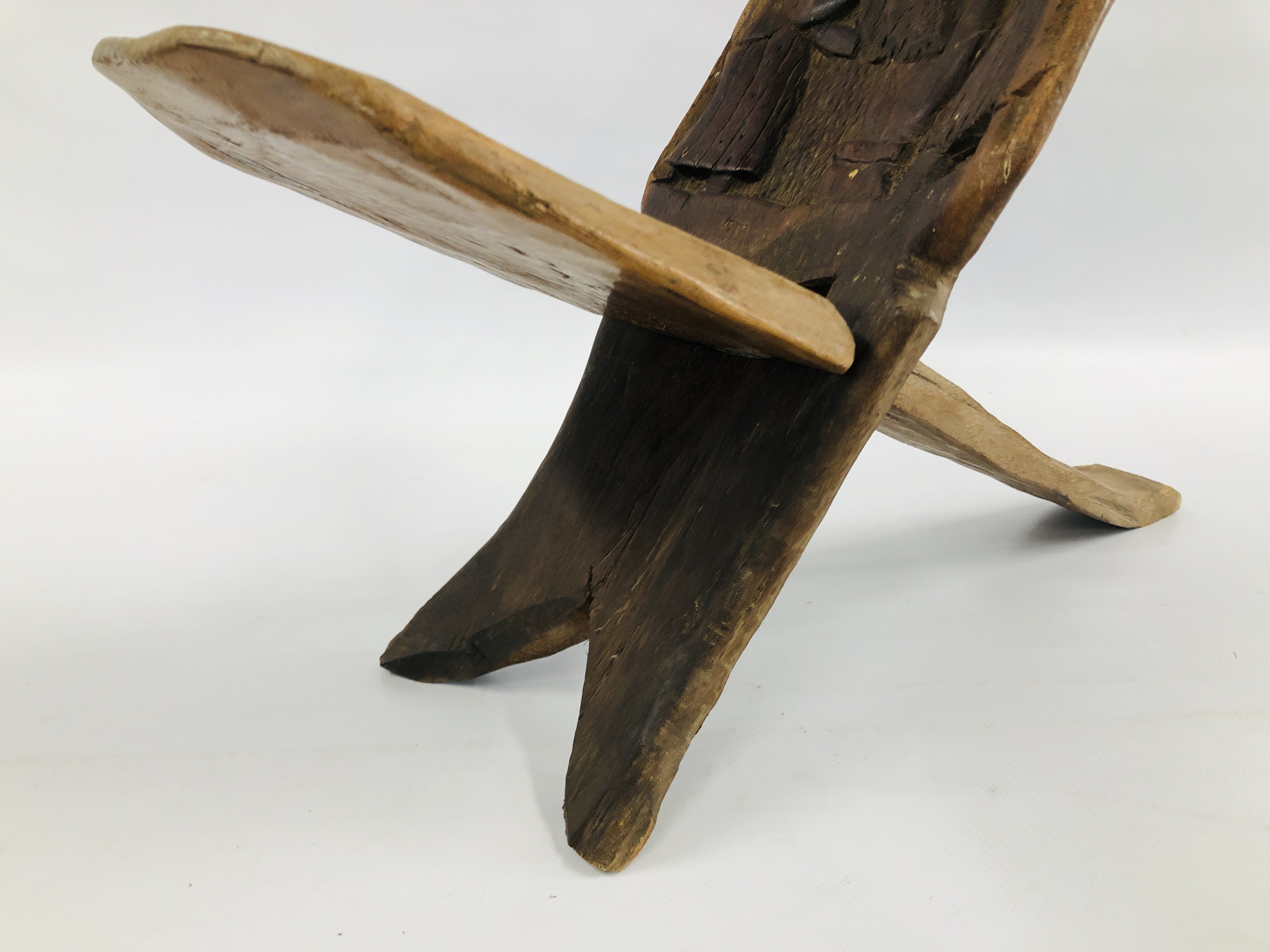 A VINTAGE HARDWOOD CARVED SELF SUPPORTING TRIBAL SEAT. - Image 3 of 4