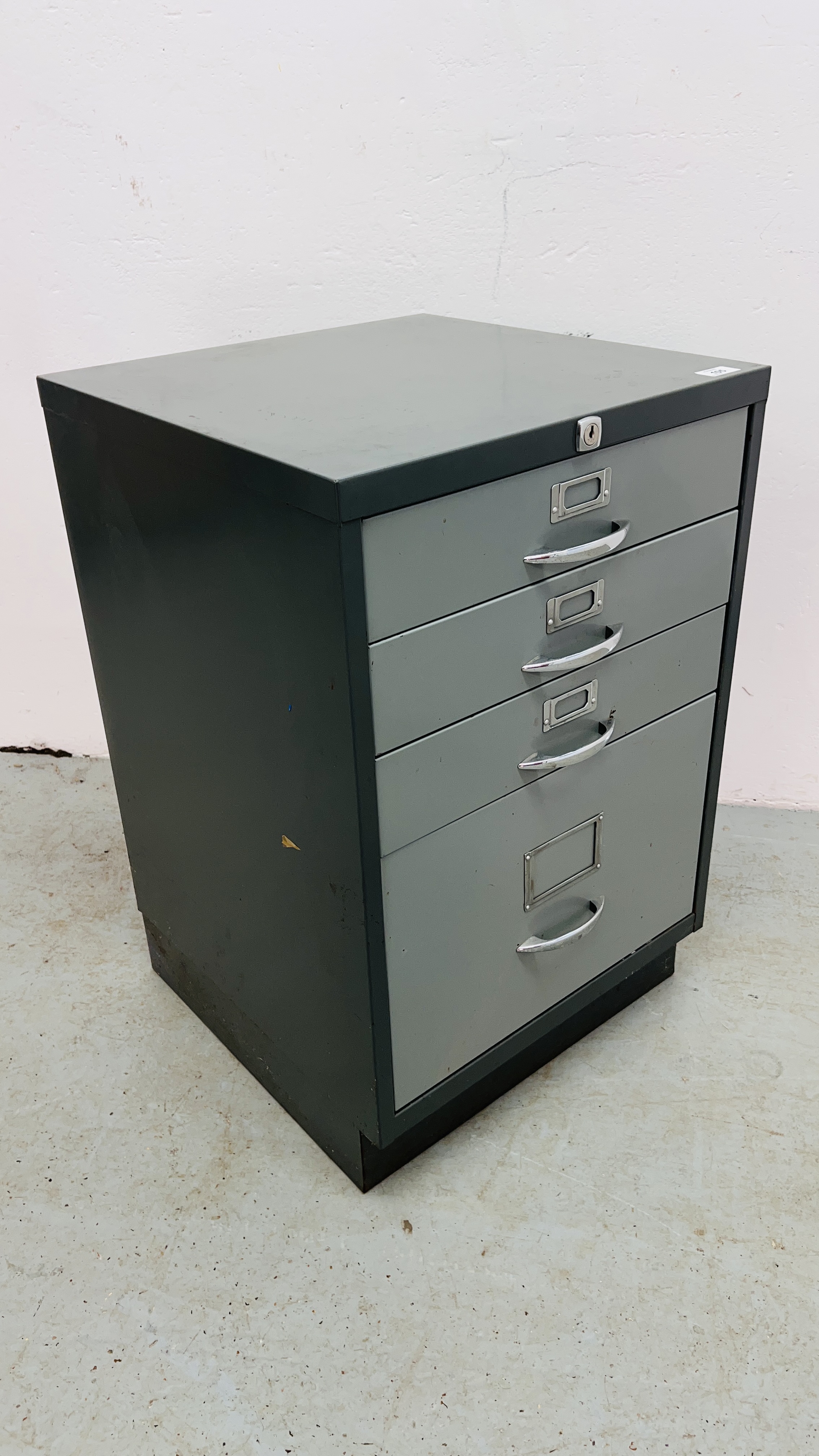 A STEEL 4 DRAWER FILING CABINET.