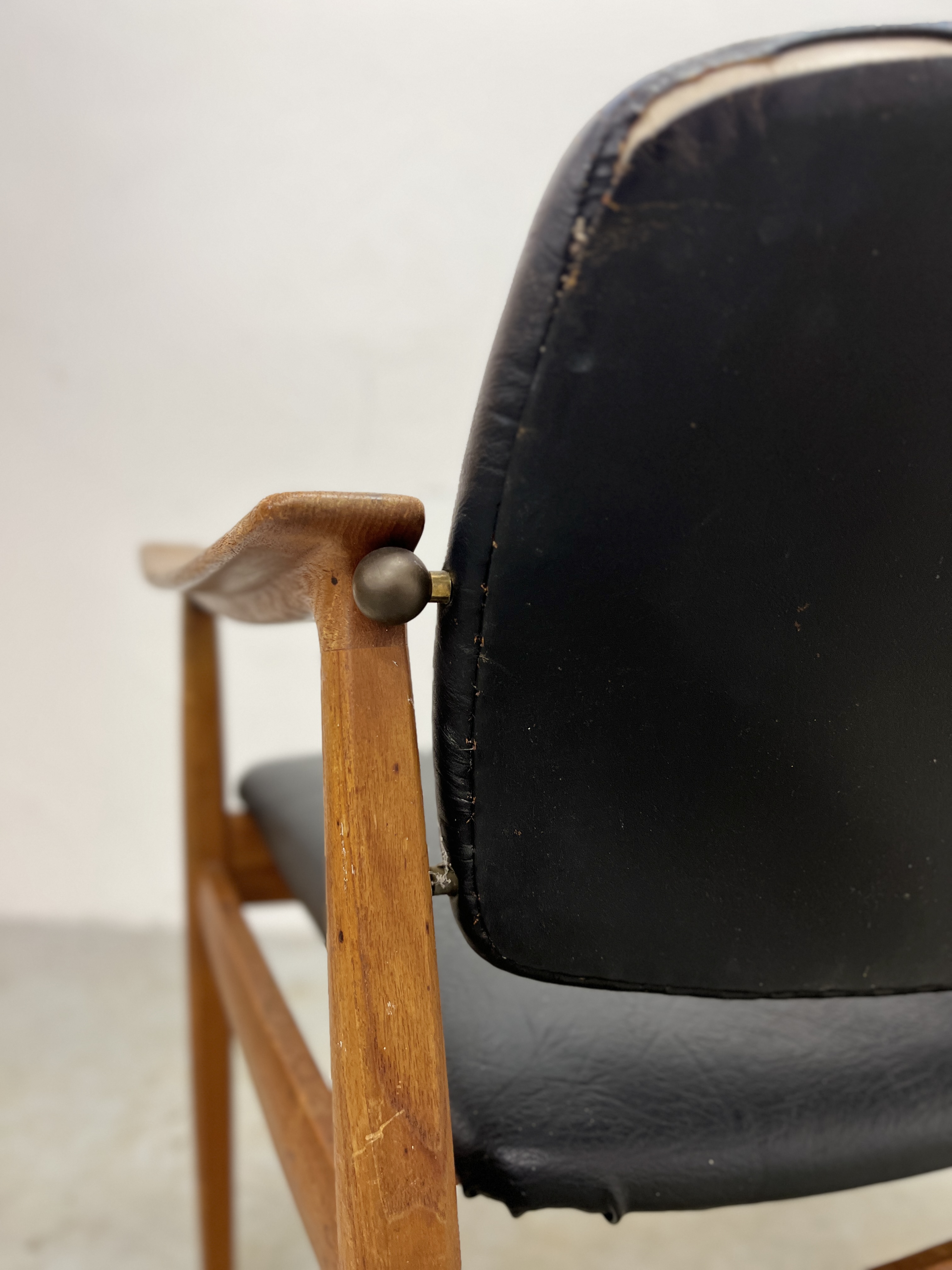 A MID CENTURY DANISH TEAK OPEN ELBOW CHAIR BEARING LABEL FRANCE & SON. - Image 10 of 13