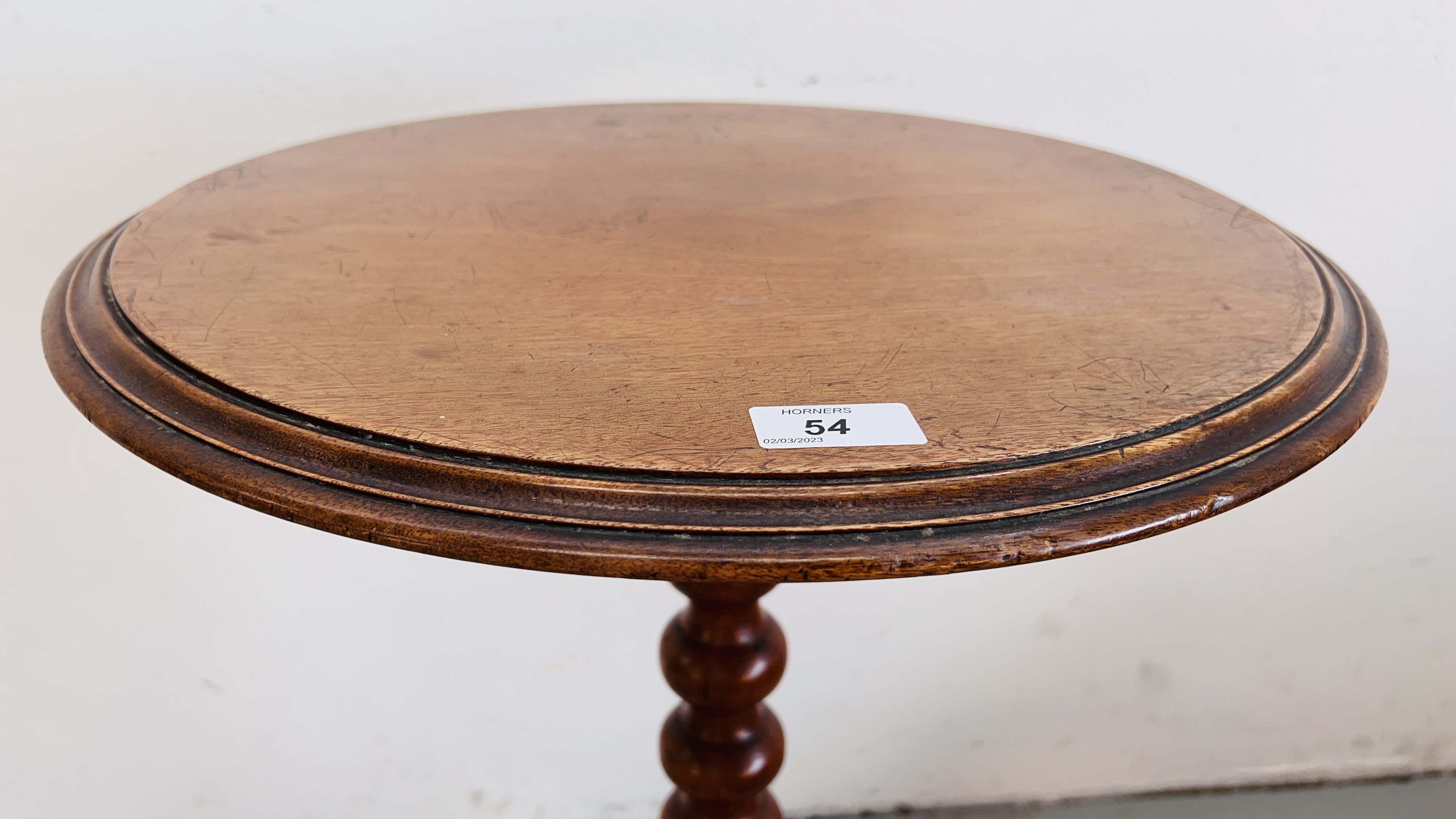 A VICTORIAN TRIPOD CIRCULAR WINE TABLE. - Image 3 of 5