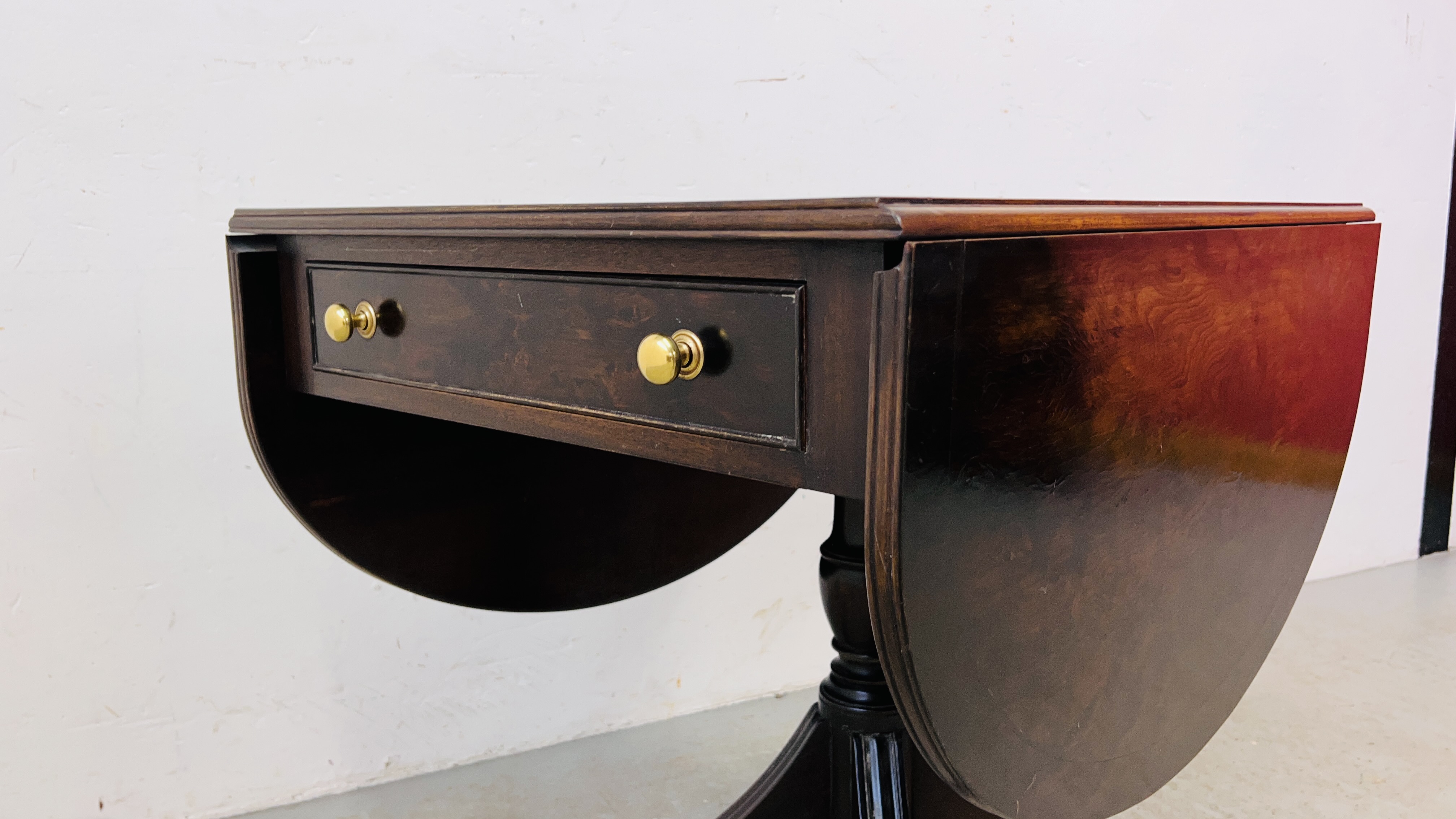 A REGENCY STYLE MAHOGANY PEDESTAL TABLE WITH DROP LEAVES AND SINGLE DRAWER. - Image 5 of 10