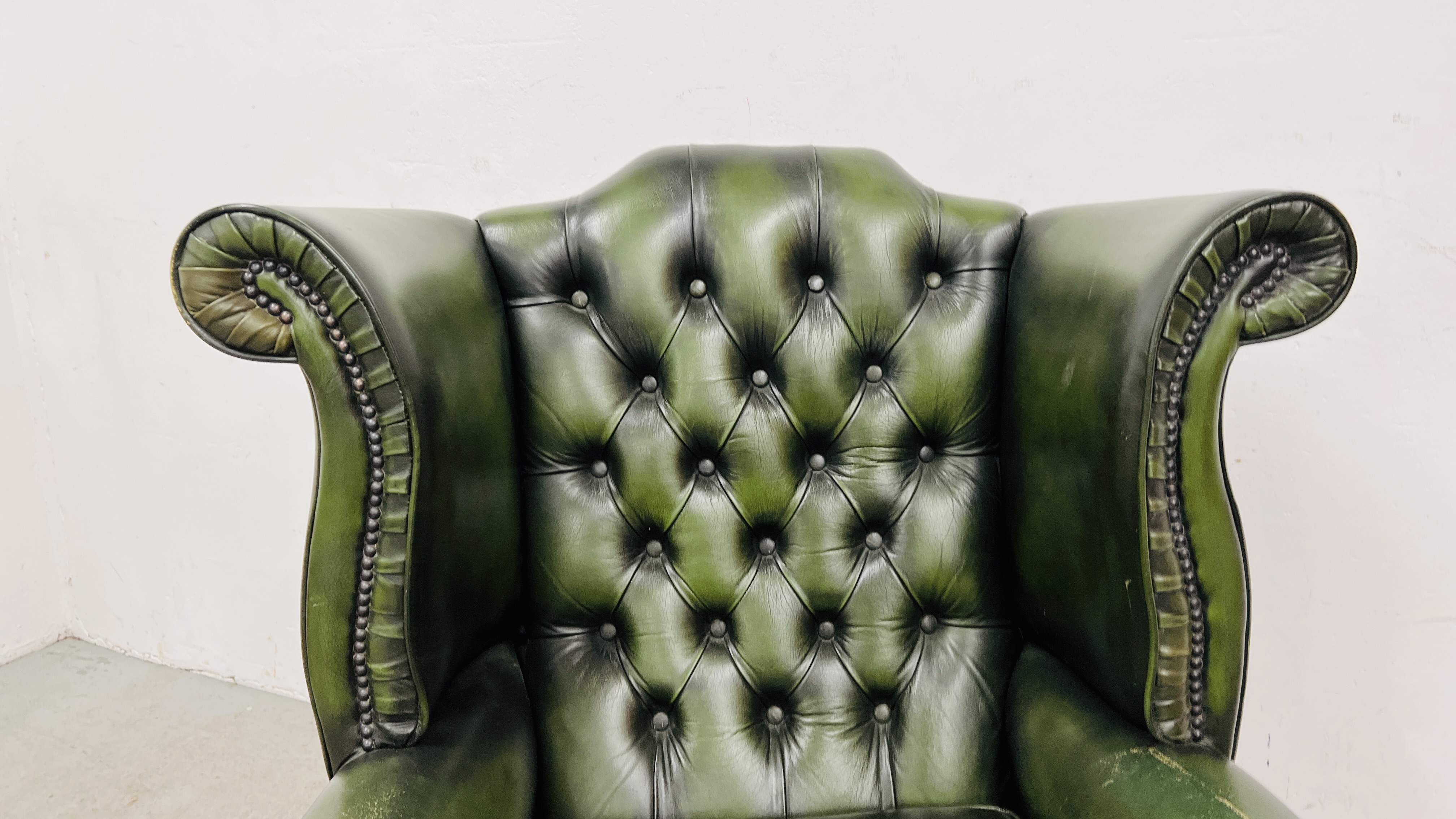 A BOTTLE GREEN LEATHER BUTTON BACK WING CHAIR - FRONT LEG A/F. - Image 3 of 10