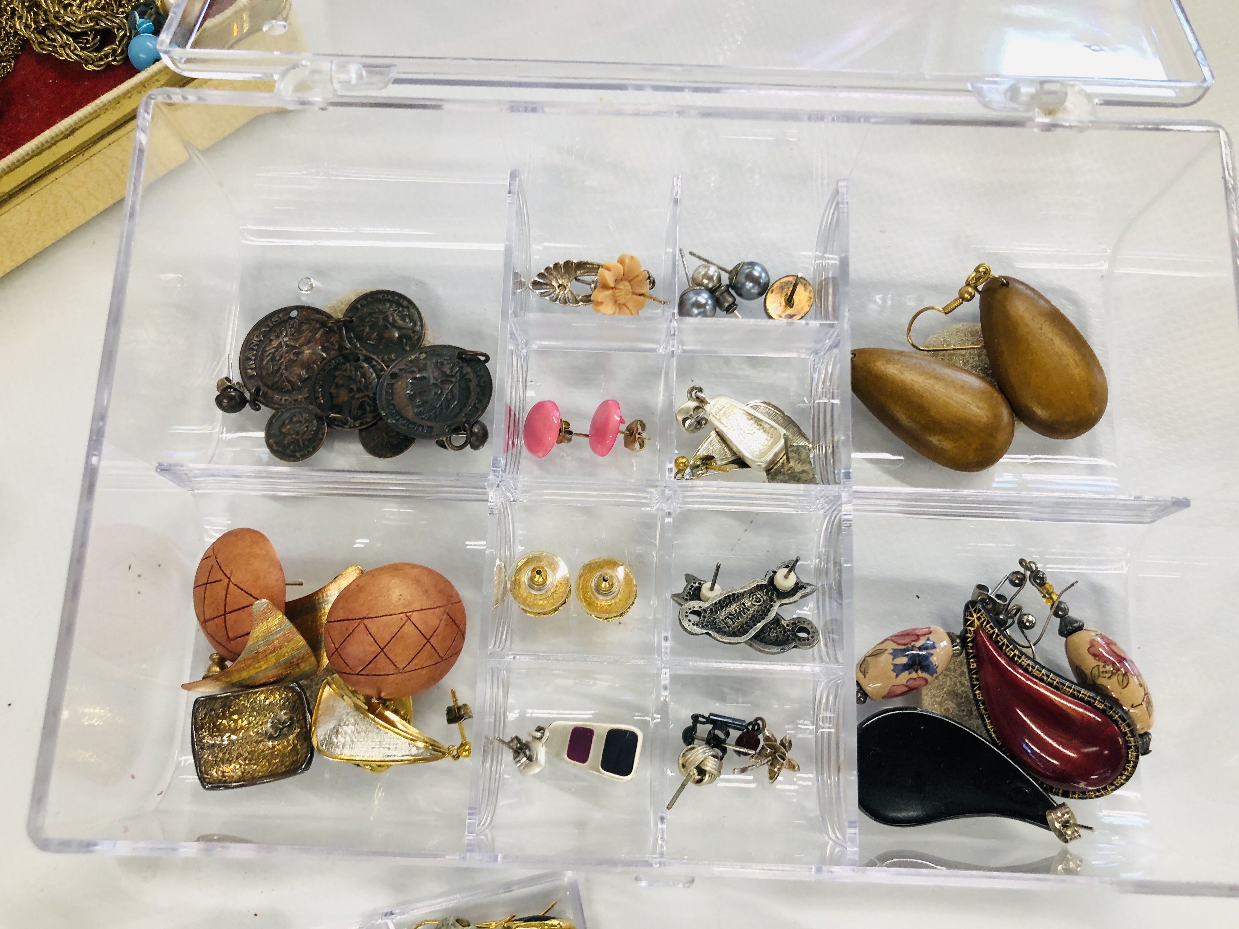 A TRAY OF MIXED DRESS JEWELLERY. - Image 3 of 7