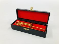 A MINIATURE REPLICA BRASS TRUMPET IN FITTED CASE - L 15.5CM.