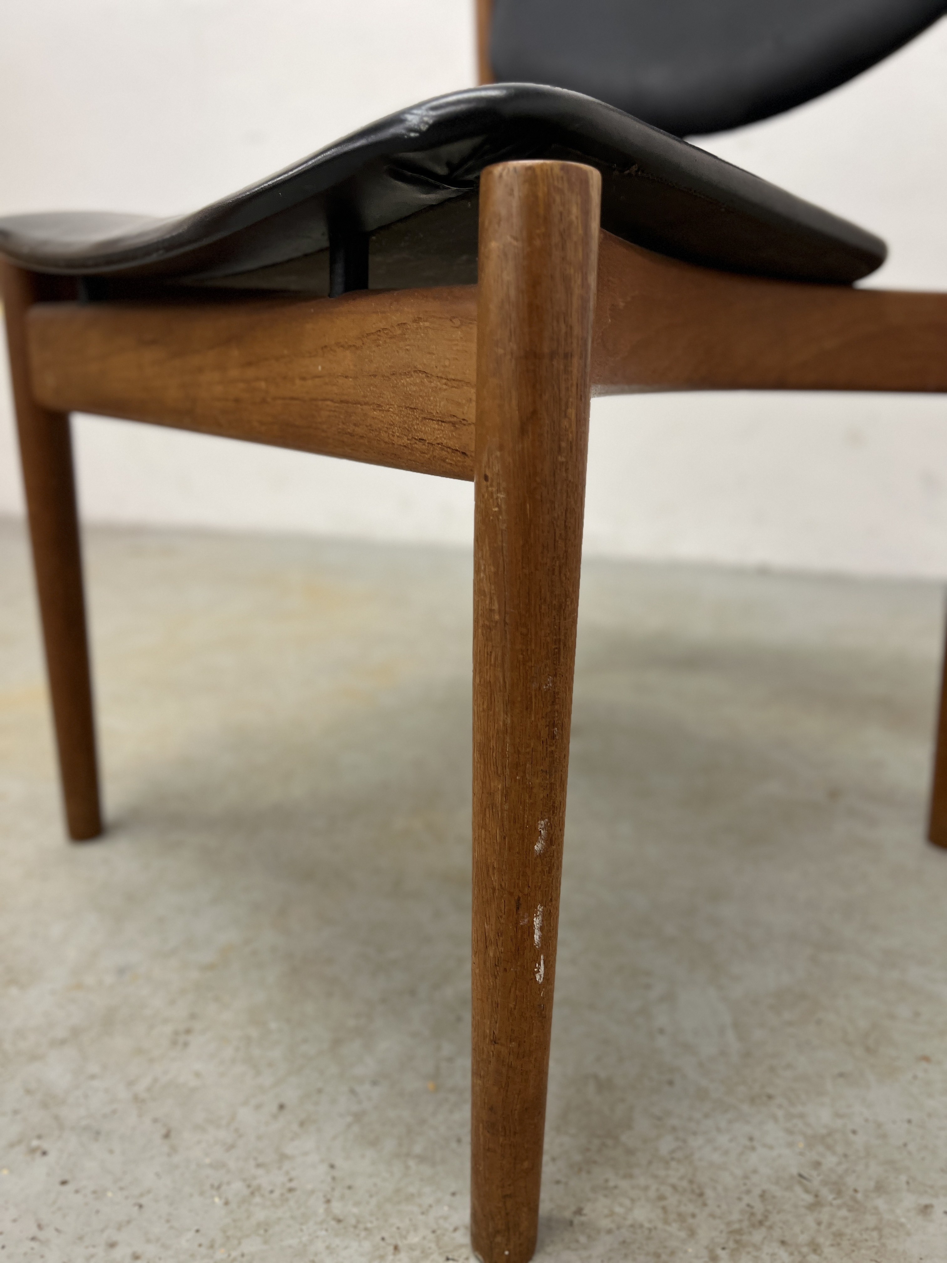 A MID CENTURY DANISH TEAK SIDE CHAIR BEARING LABEL FRANCE & SON. DESIGNED BY FIN JUHL A/F NO. - Image 4 of 10