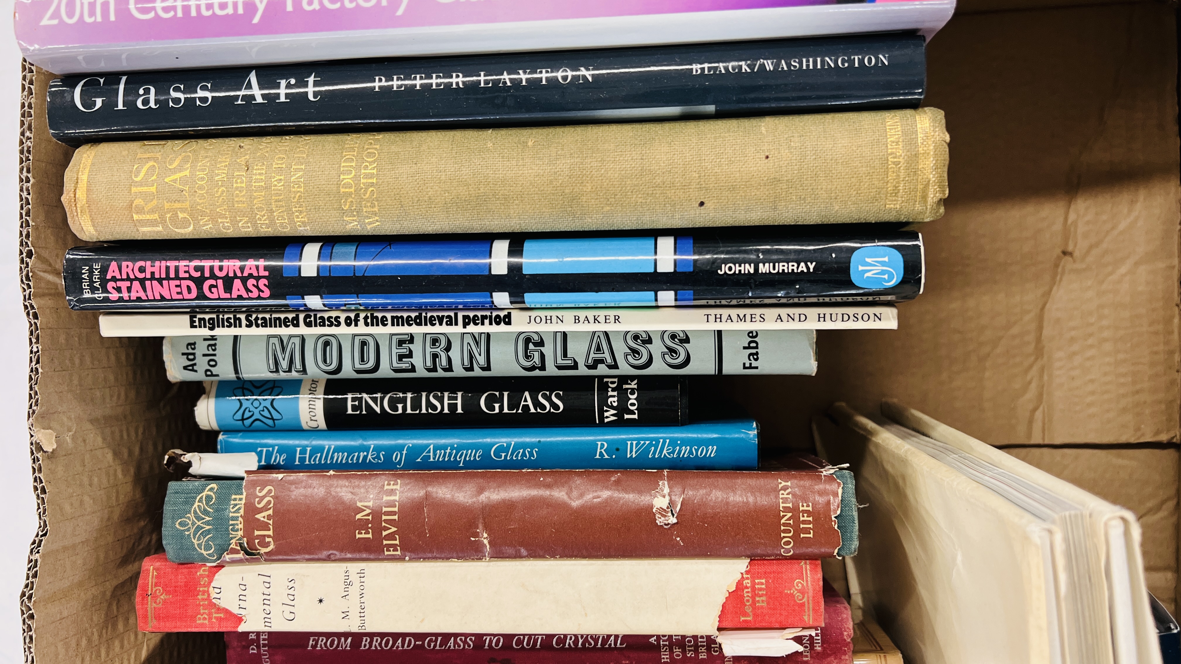 BOX CONTAINING GLASS REFERENCE AND DESIGN BOOKS TO INCLUDE SUSAN TOBIN - WEDGWOOD GLASS, - Image 9 of 12