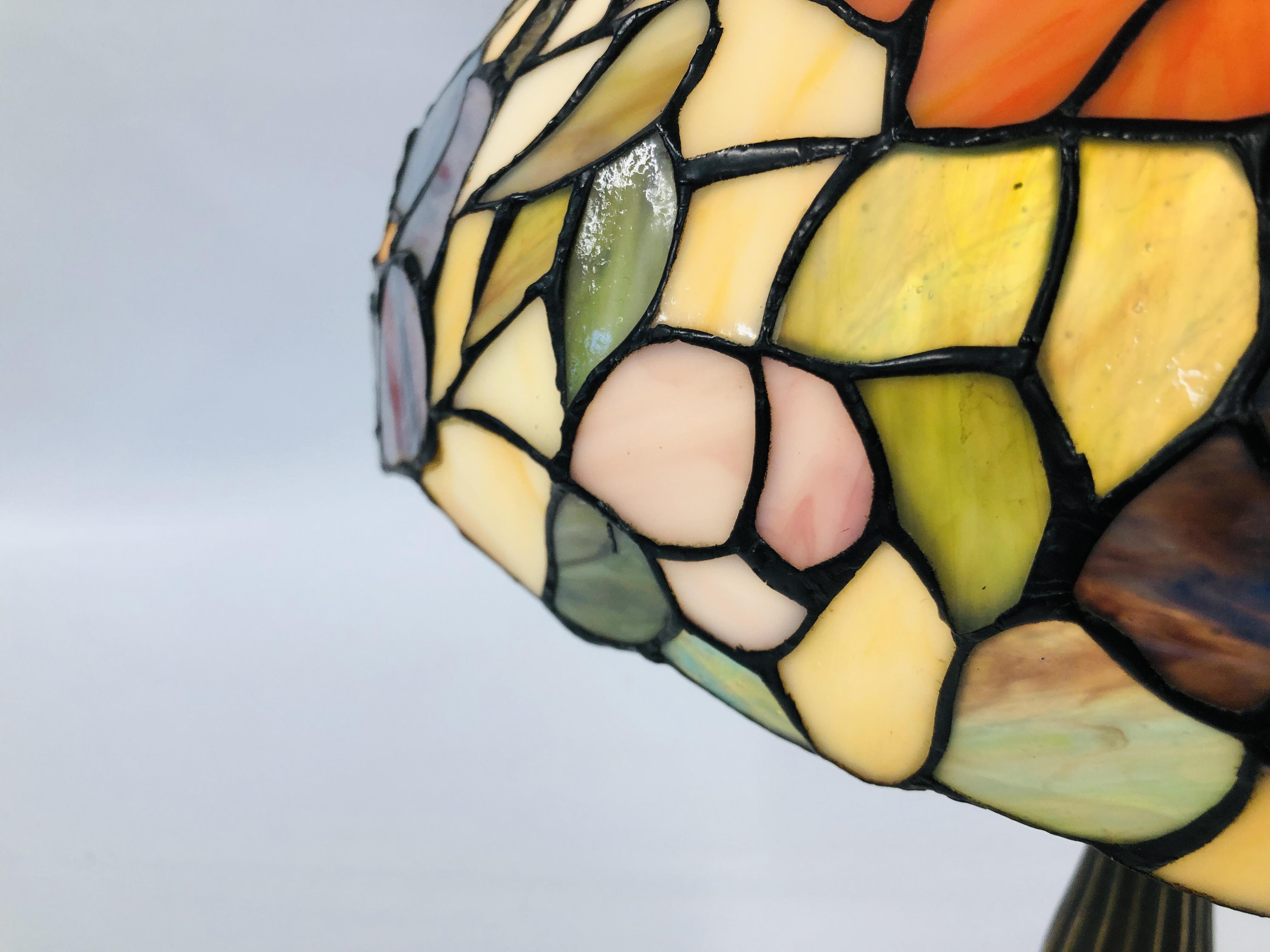 A REPRODUCTION TIFFANY INSPIRED STAINED GLASS TABLE LAMP AND SHADE - SOLD AS SEEN. - Image 4 of 8