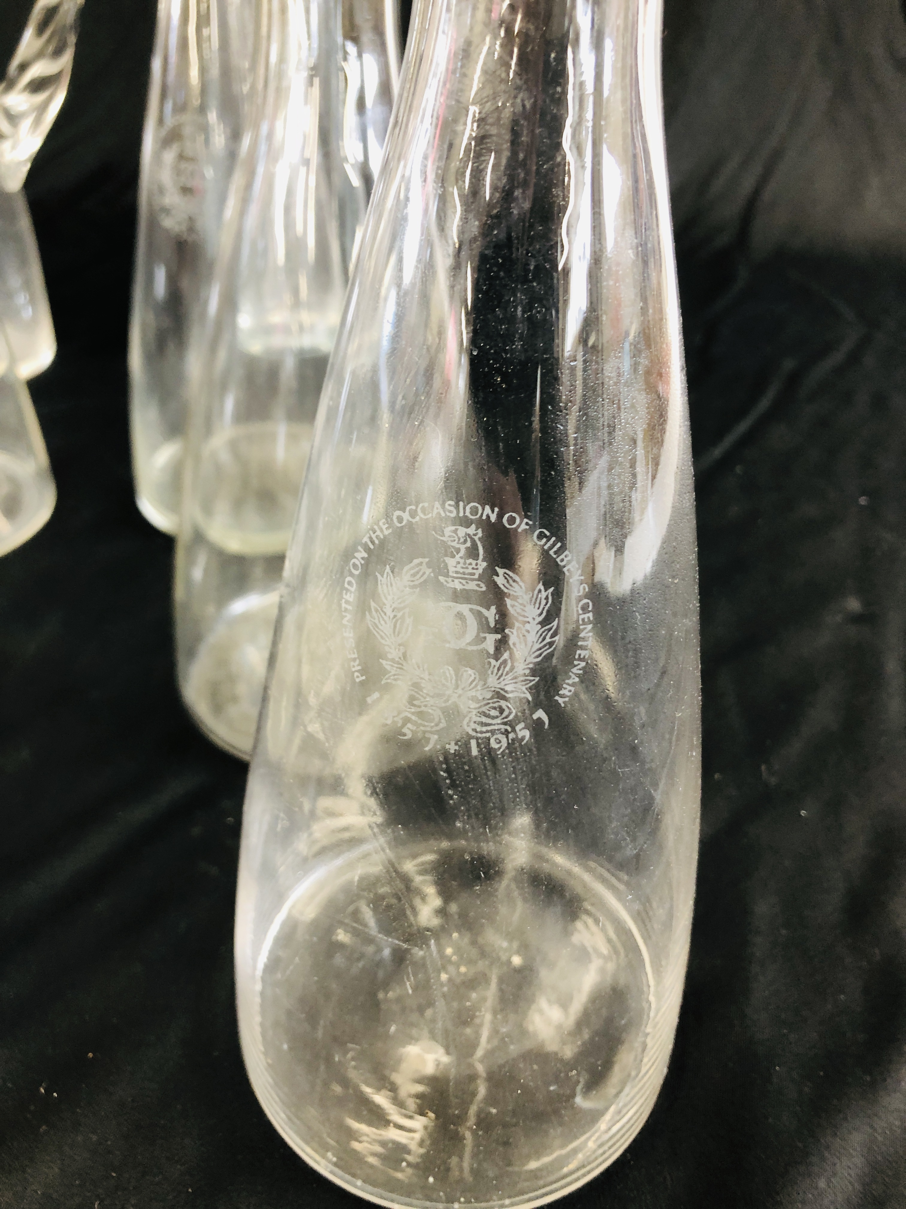 A GROUP OF GLASSWARE TO INCLUDE VARIOUS CLEAR GLASS WATER JUGS, - Image 2 of 6