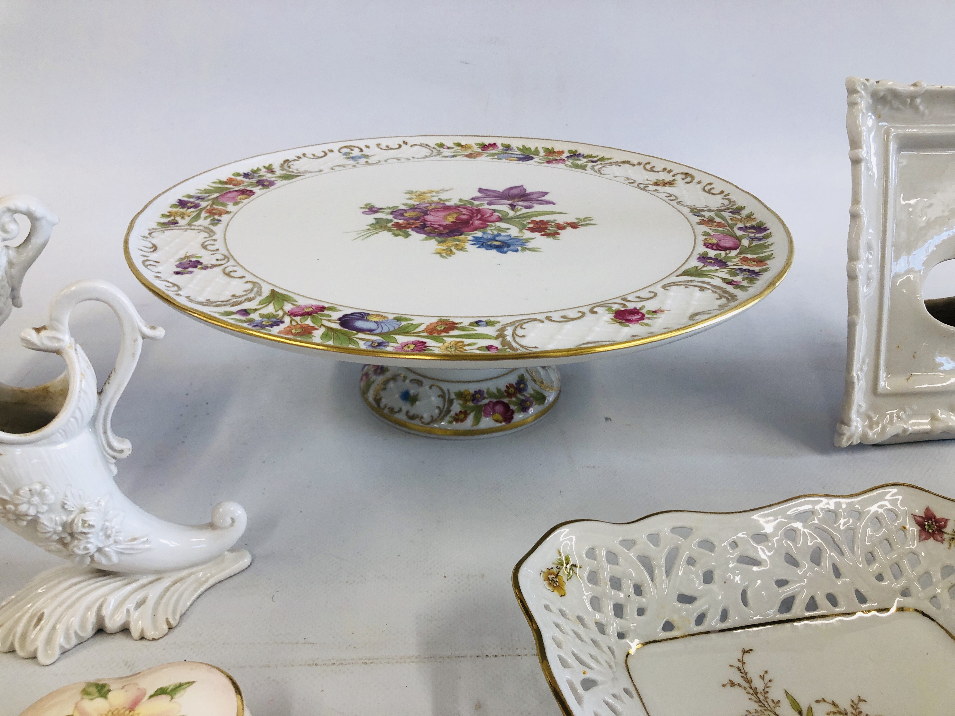 A GROUP OF GOOD QUALITY SUNDRY CHINA TO INCLUDE A PAIR OF STAFFORDSHIRE SQUAT CANDLESTICKS A/F, - Image 7 of 10