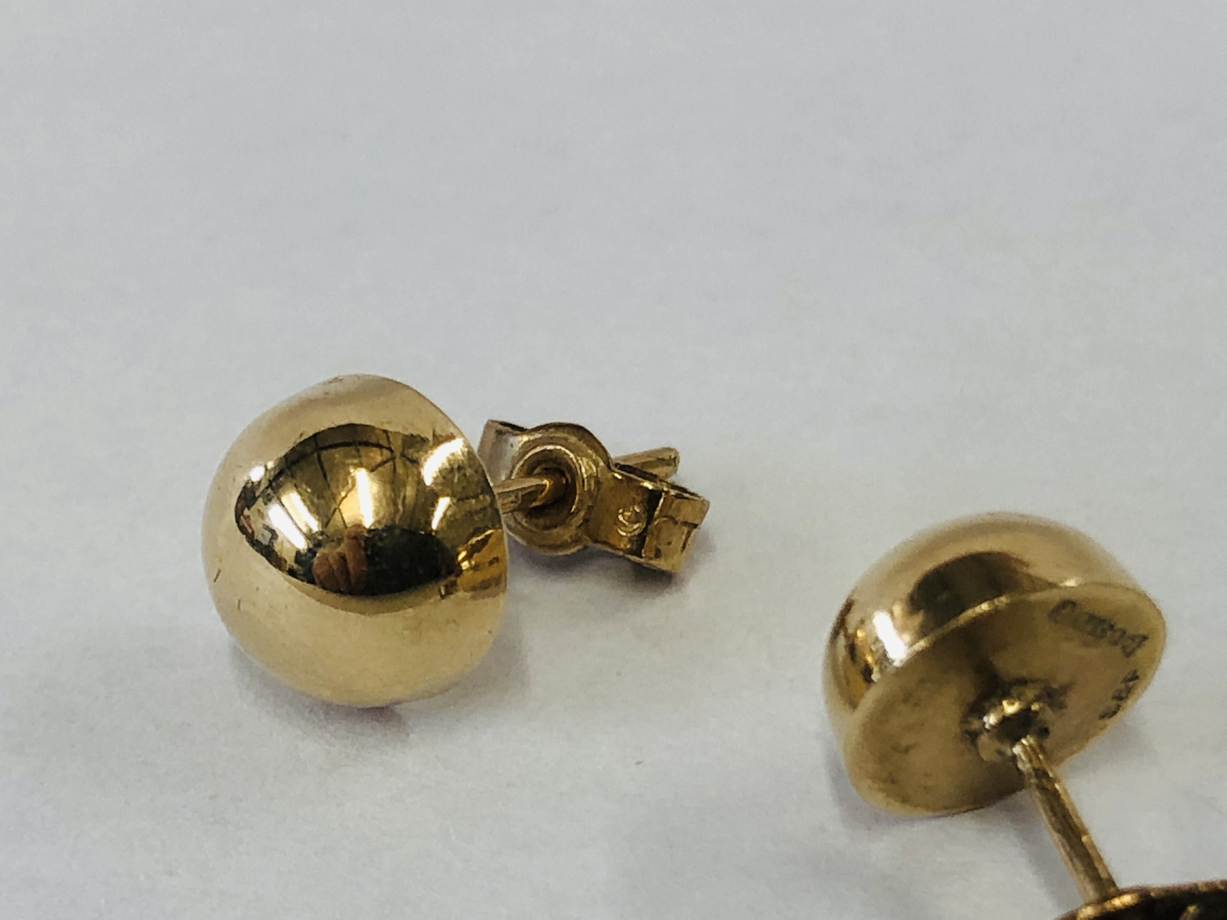 A PAIR OF 9CT GOLD STUD EARRINGS HALLMARKED CHESTER 1956. - Image 4 of 7