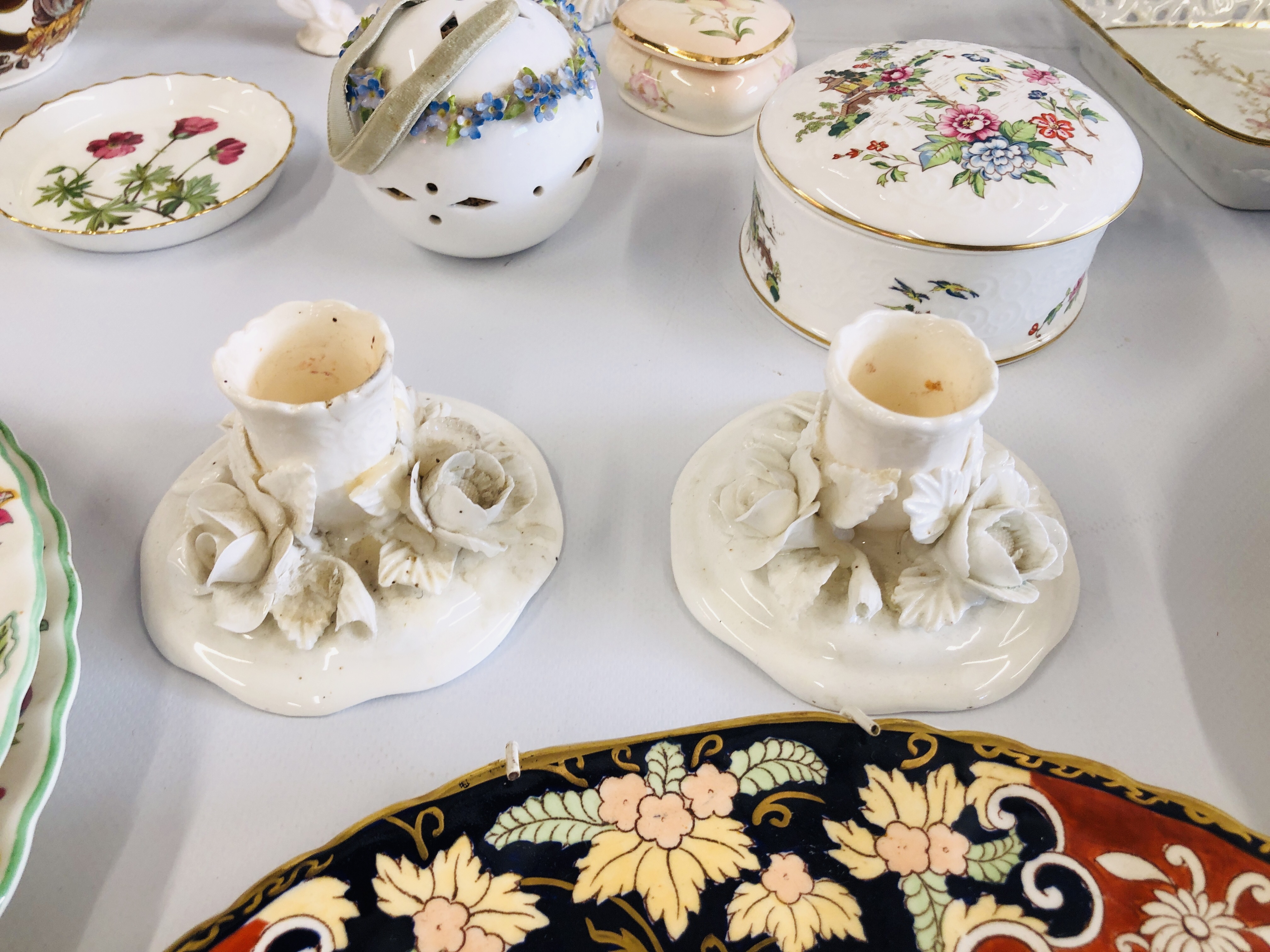 A GROUP OF GOOD QUALITY SUNDRY CHINA TO INCLUDE A PAIR OF STAFFORDSHIRE SQUAT CANDLESTICKS A/F, - Image 5 of 10