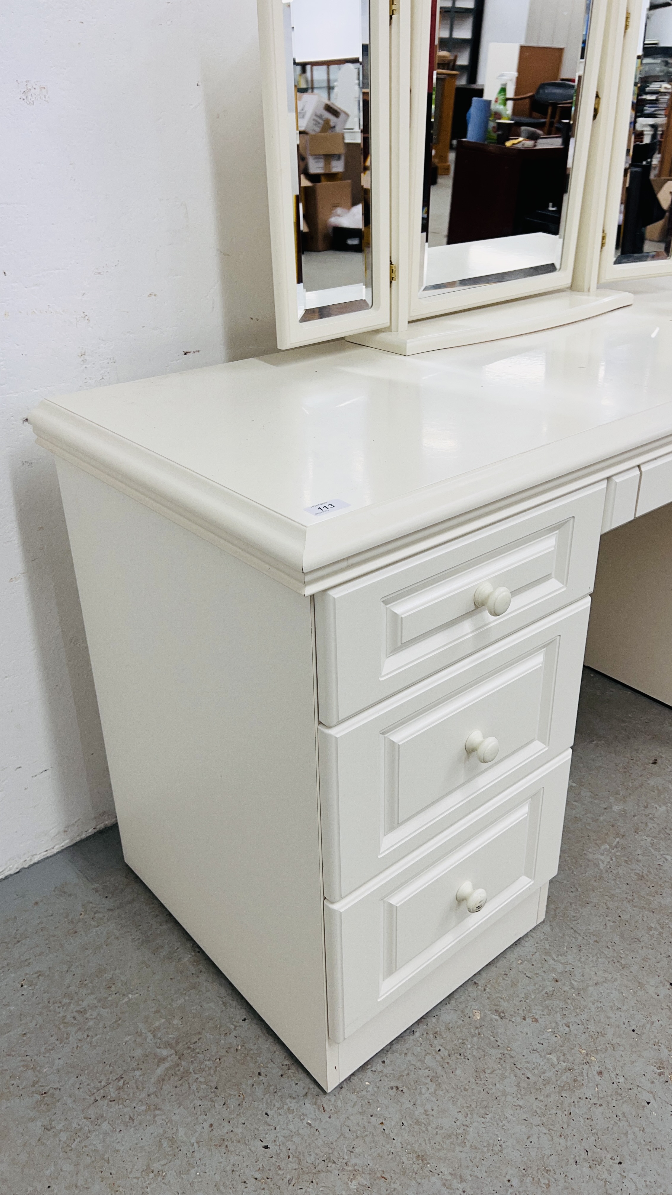 A MODERN WHITE FINISH SIX DRAWER DRESSING TABLE WITH TRIPLE MIRROR. - Image 6 of 7