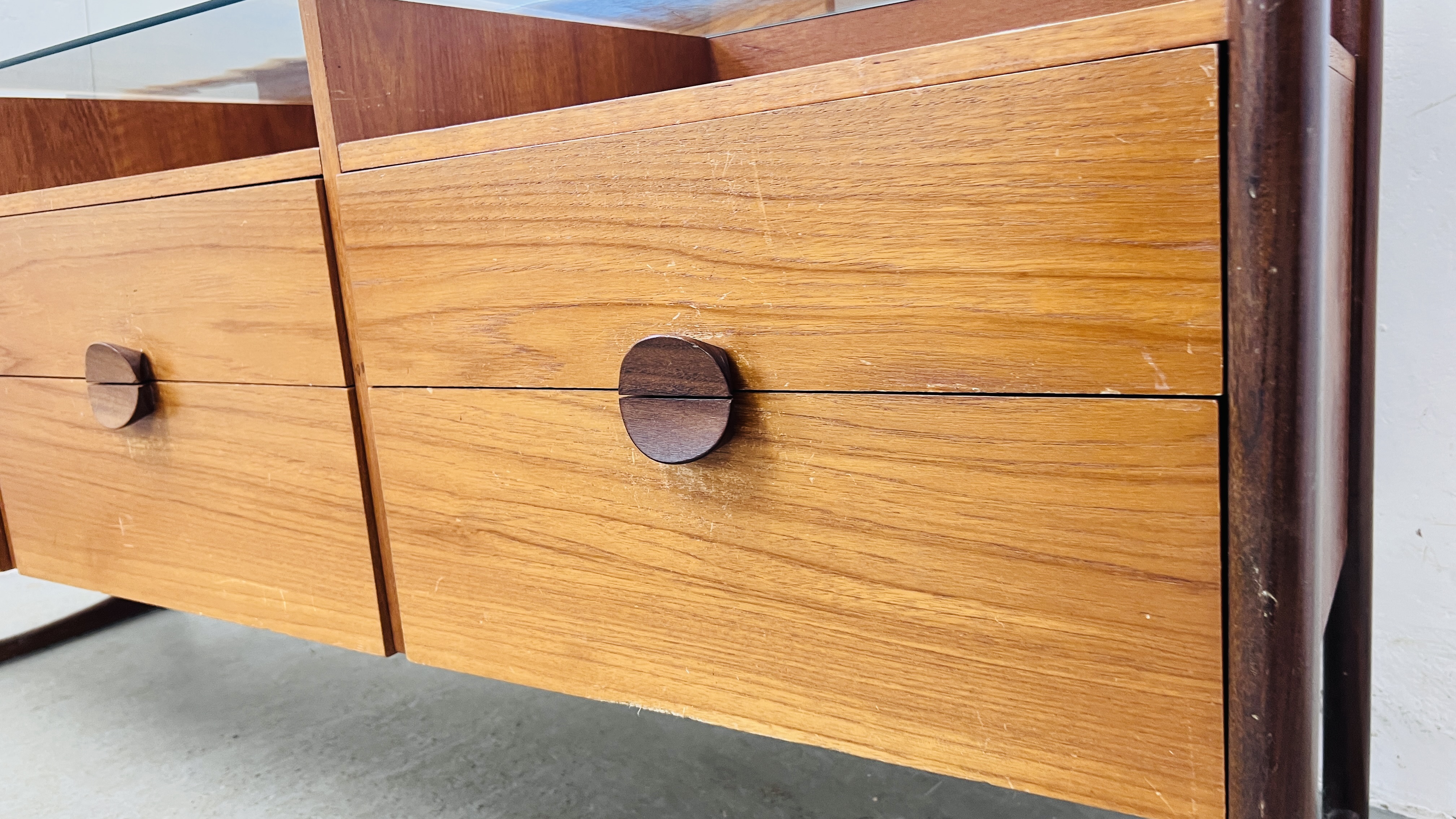 A MID CENTURY TEAK SIX DRAWER DRESSING TABLE, L 155CM, D 46CM, H 117CM. - Image 5 of 13