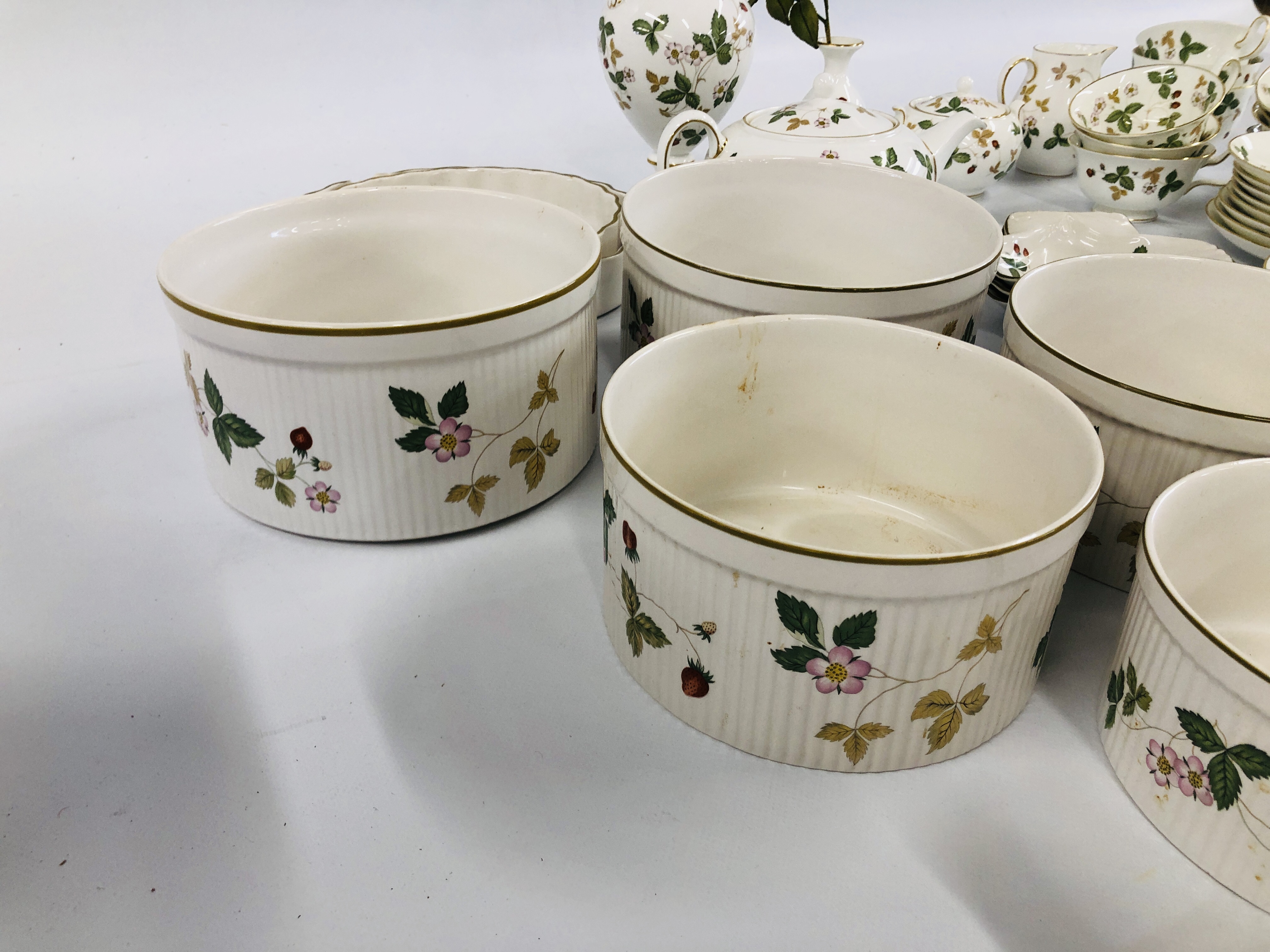 A COLLECTION OF "WEDGEWOOD" WILD STRAWBERRY TEA AND DINNER WARE TO INCLUDE TEA CUPS AND SAUCERS, - Image 10 of 13