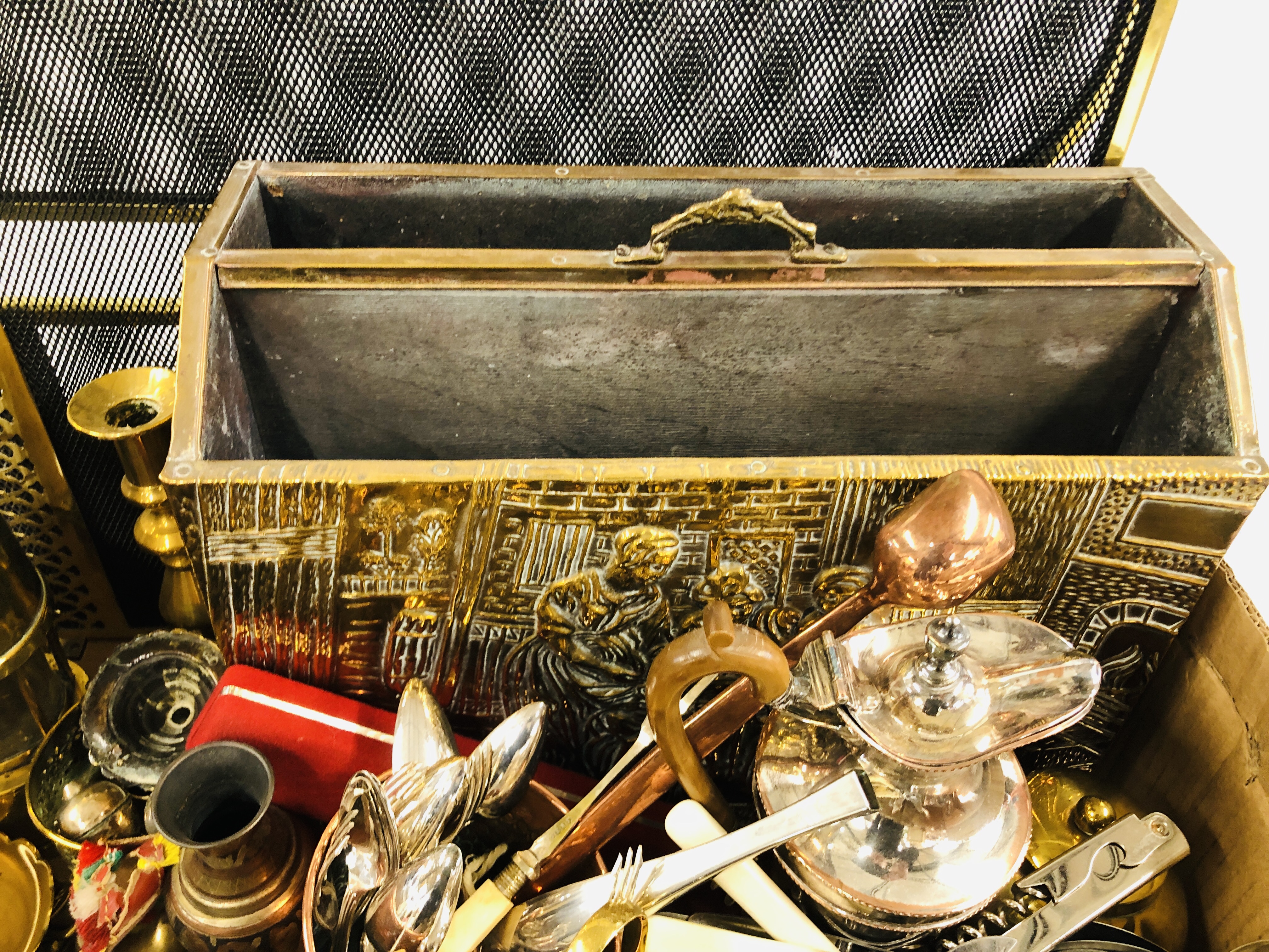 A BOX OF ASSORTED METAL WARES TO INCLUDE A FIRE GUARD AND MAGAZINE RACK, HORSE BRASSES, - Image 4 of 7