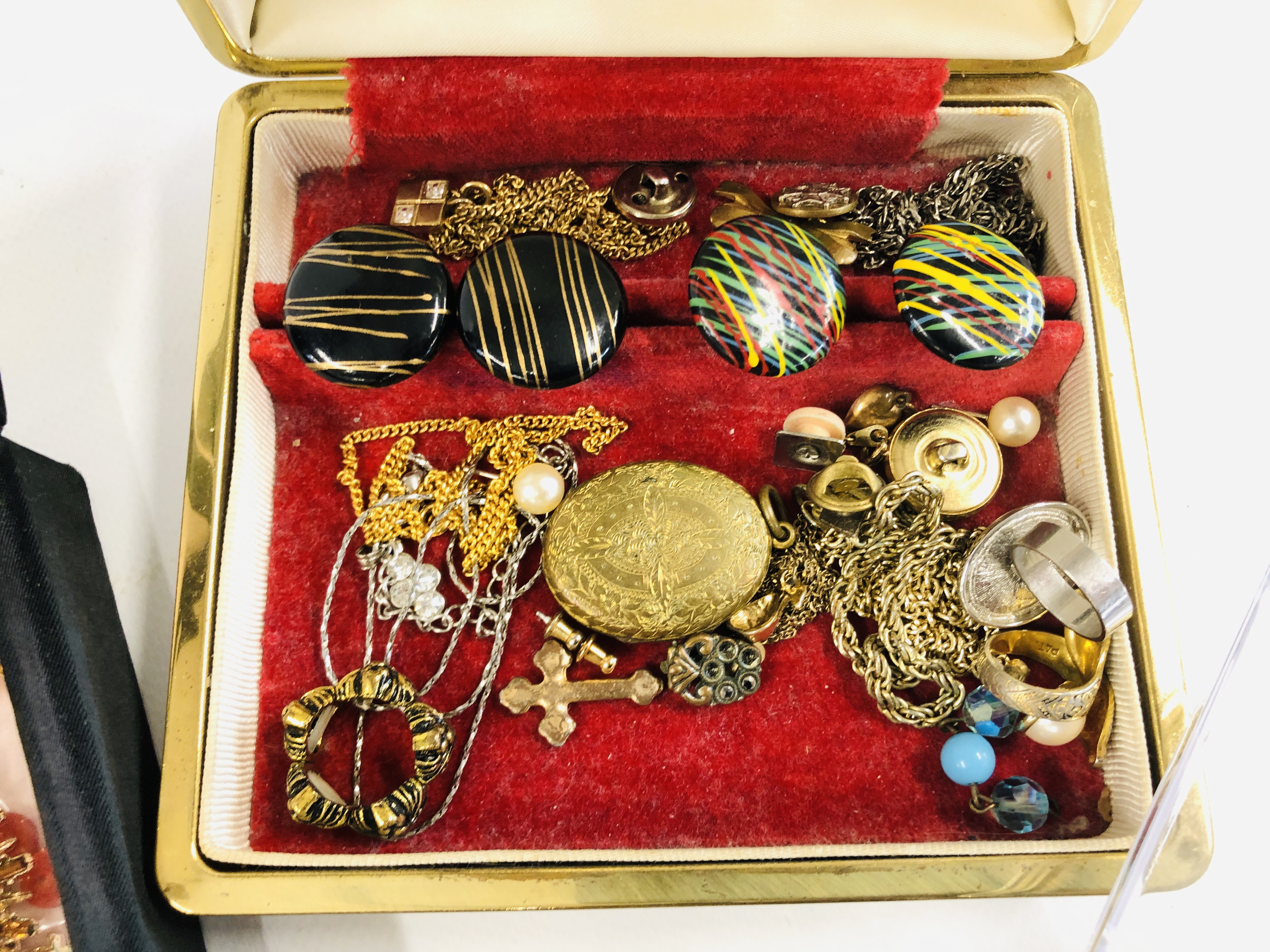 A TRAY OF MIXED DRESS JEWELLERY. - Image 2 of 7