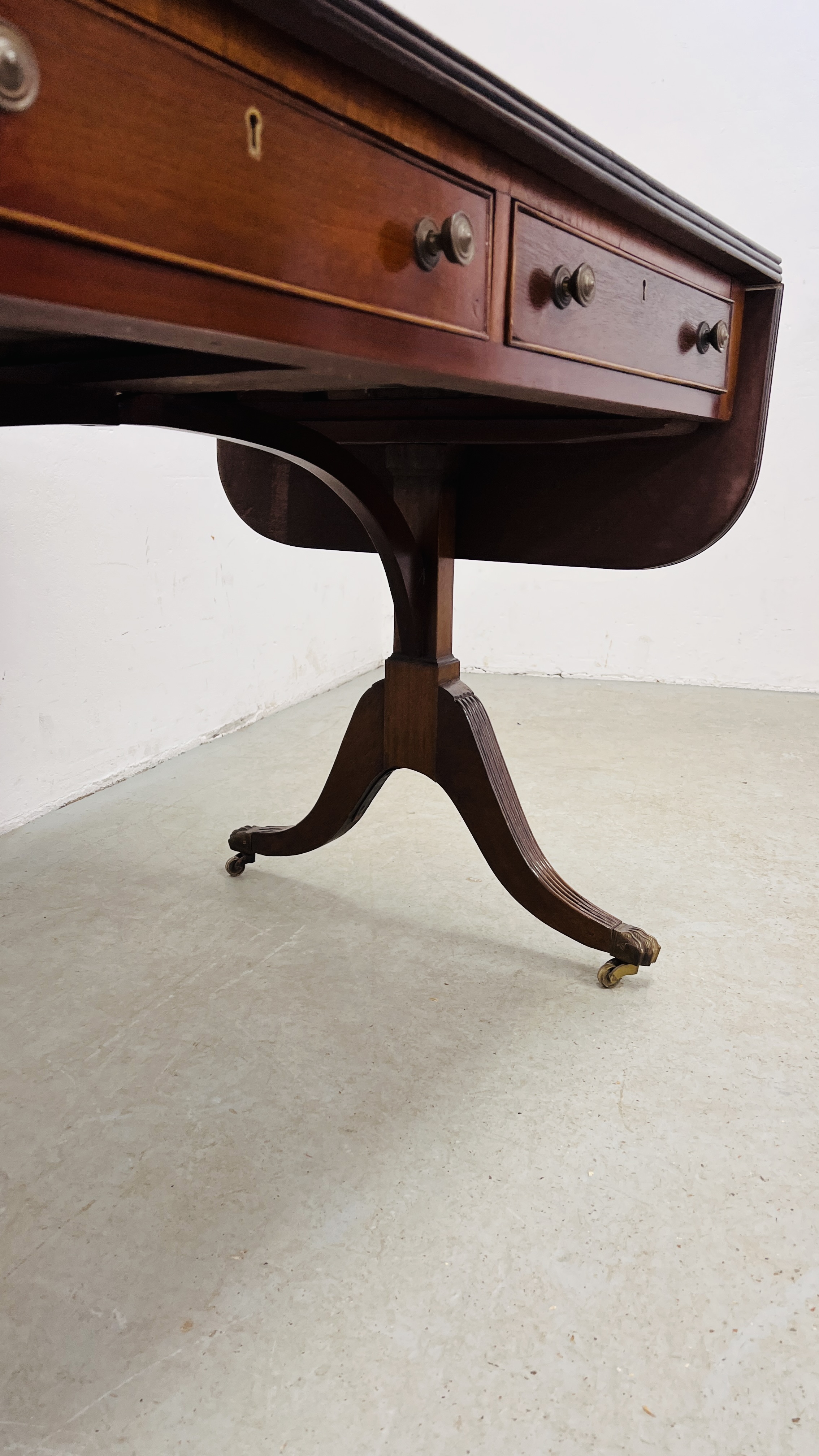 A REPRODUCTION REGENCY MAHOGANY SOFA TABLE WITH TWO FRIEZE DRAWERS. - Image 7 of 10