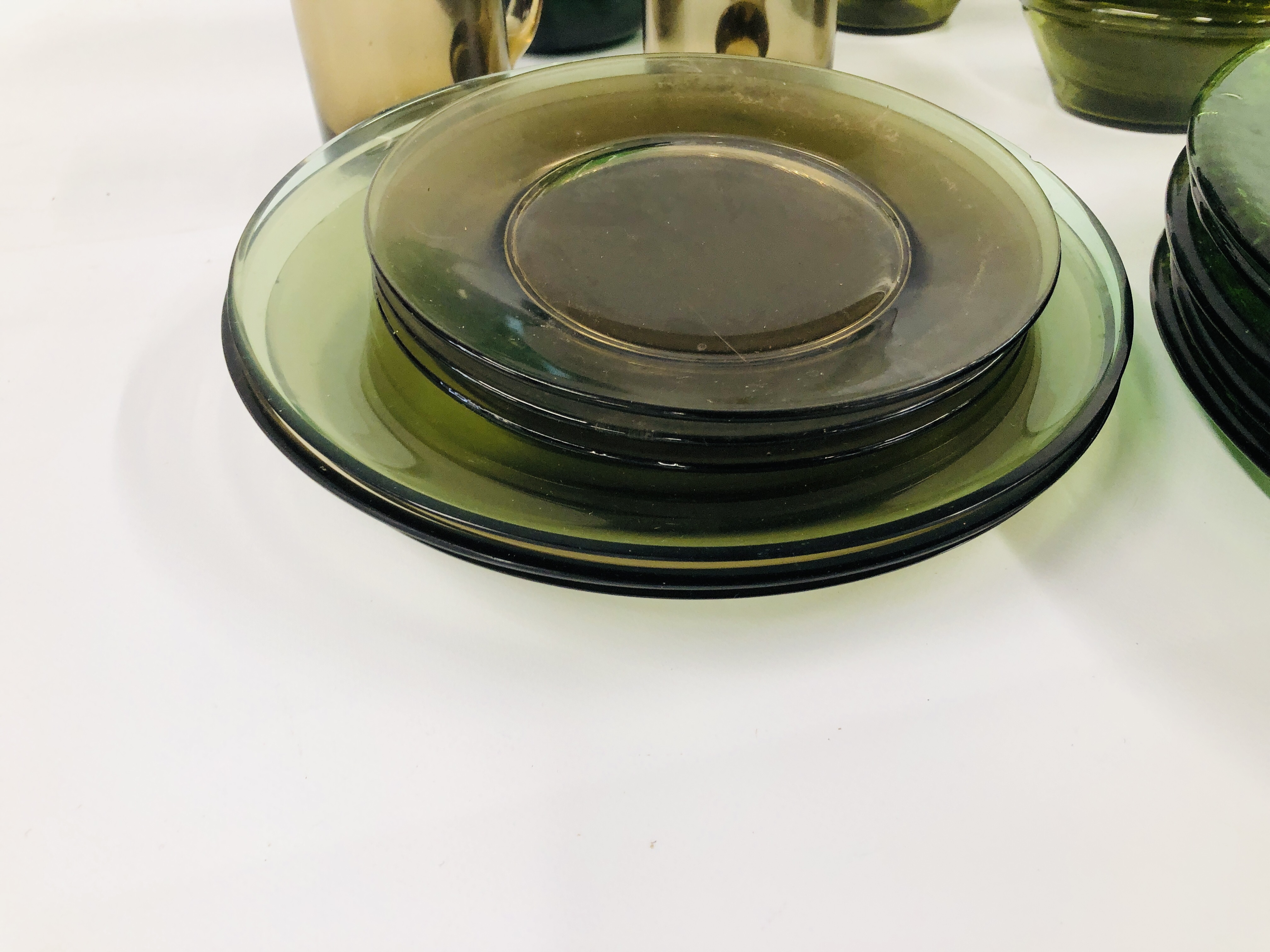 AN EXTENSIVE COLLECTION OF ASSORTED GREEN GLASSWARE TO INCLUDE STUDIO PLATES AND DRINKING GLASSES - Image 10 of 16