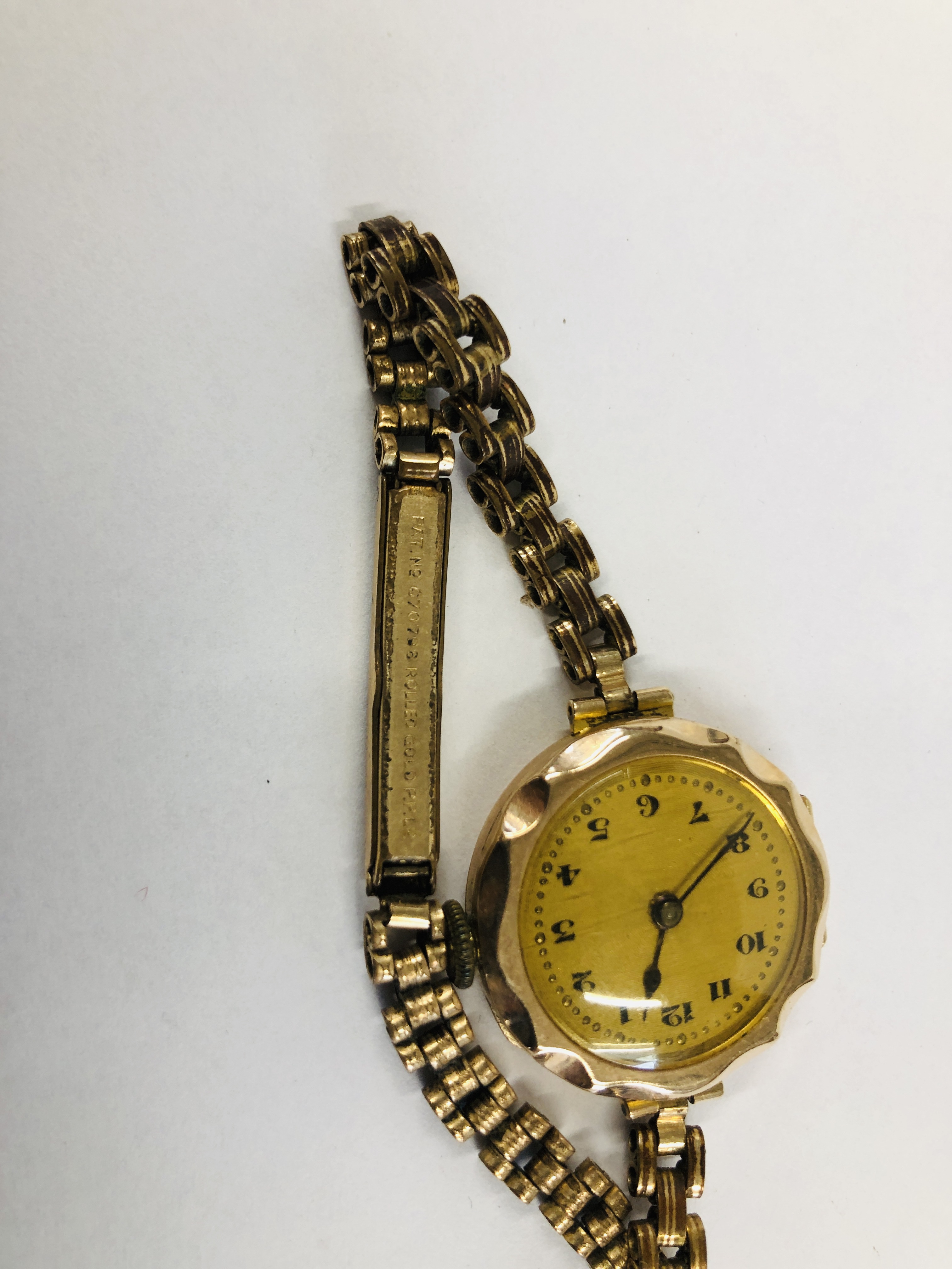 A LADIES 9CT GOLD WRIST WATCH ON A PLATED STRAP - Image 4 of 9