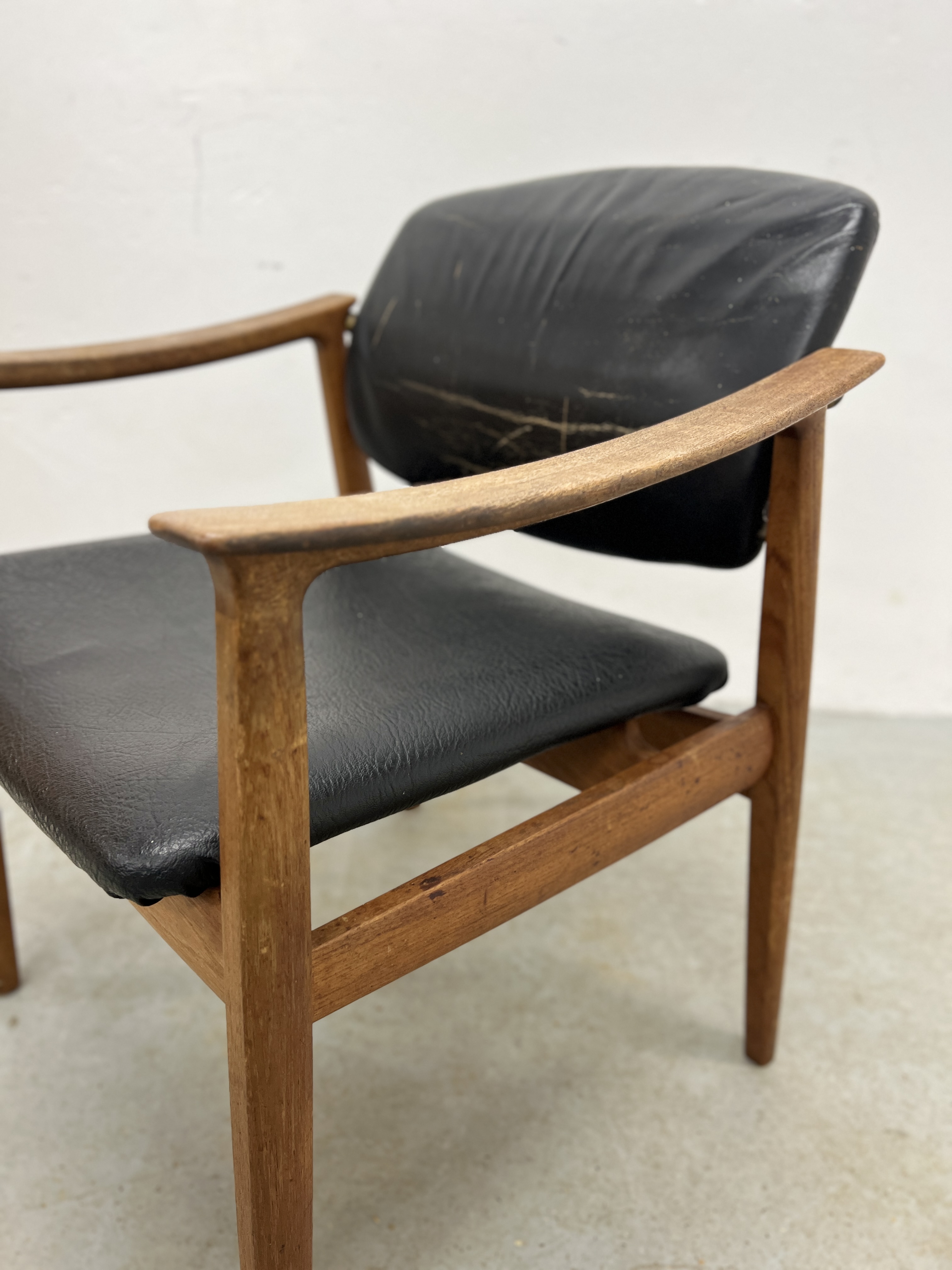 A MID CENTURY DANISH TEAK OPEN ELBOW CHAIR BEARING LABEL FRANCE & SON. - Image 6 of 13