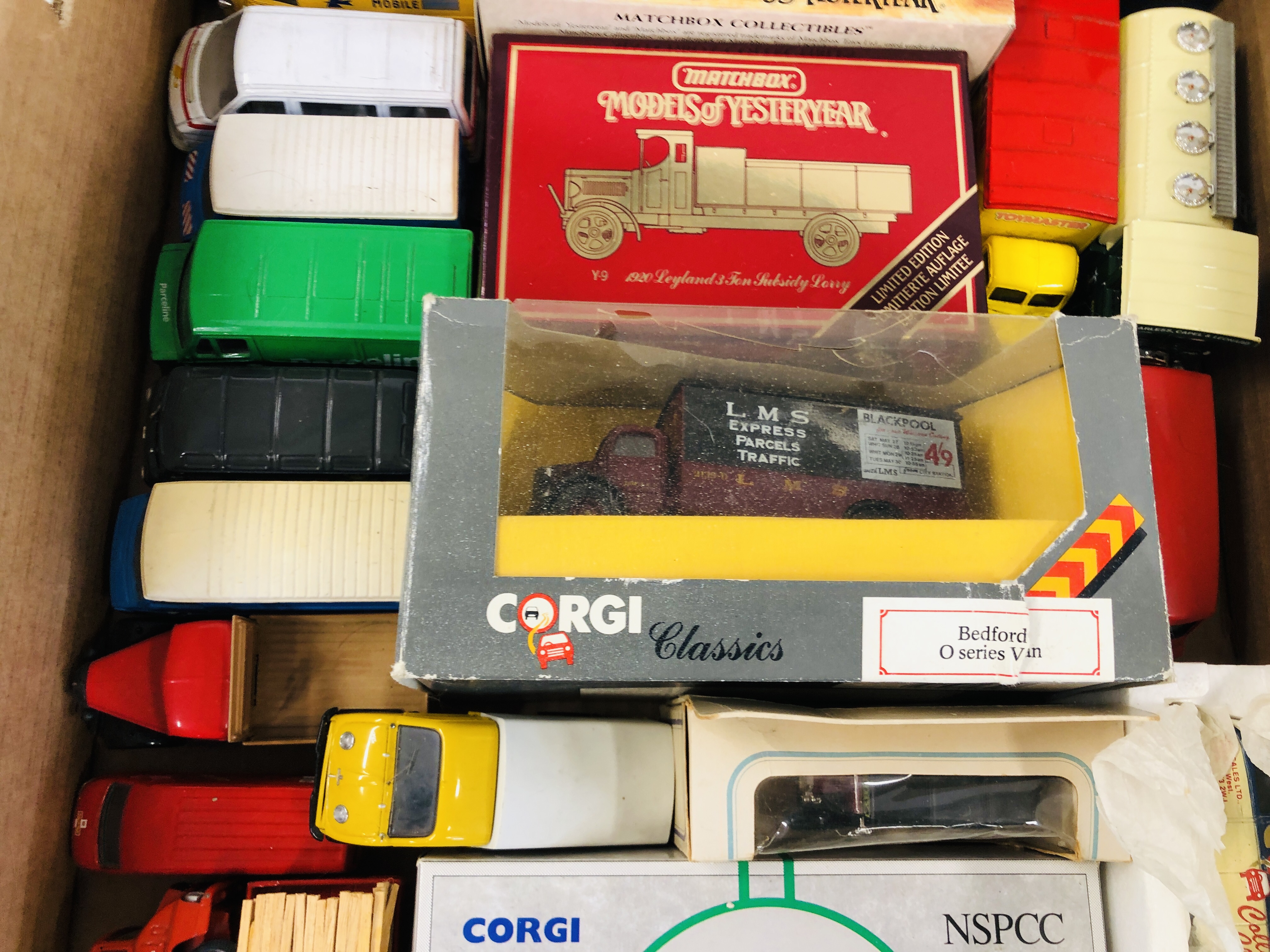 TWO FRUIT CRATES OF VINTAGE AND MODERN DIECAST VEHICLES TO INCLUDE CORGI, DINKY, MATCHBOX ETC. - Image 4 of 5