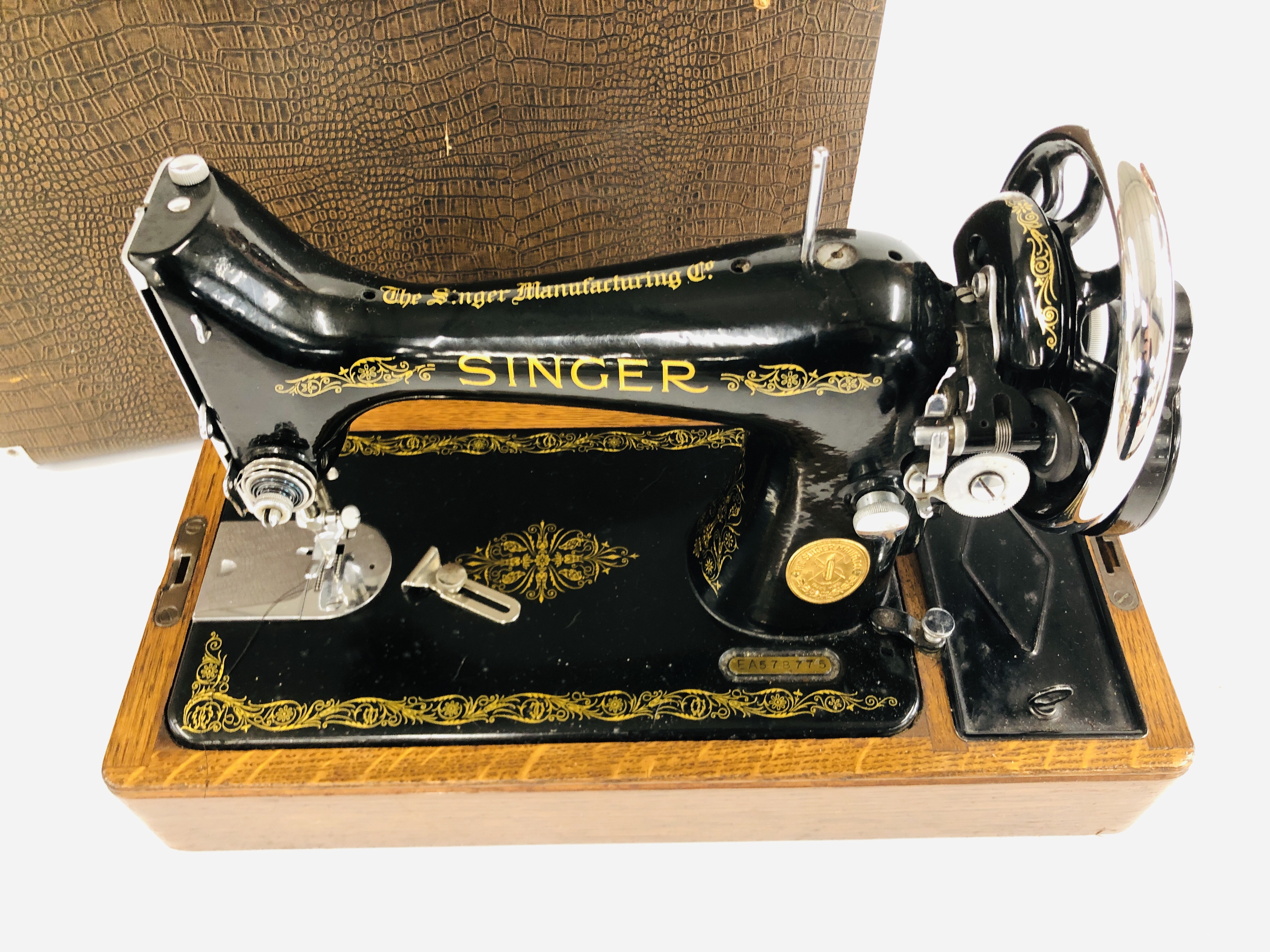 VINTAGE SINGER SEWING MACHINE - SOLD AS SEEN. - Image 2 of 6