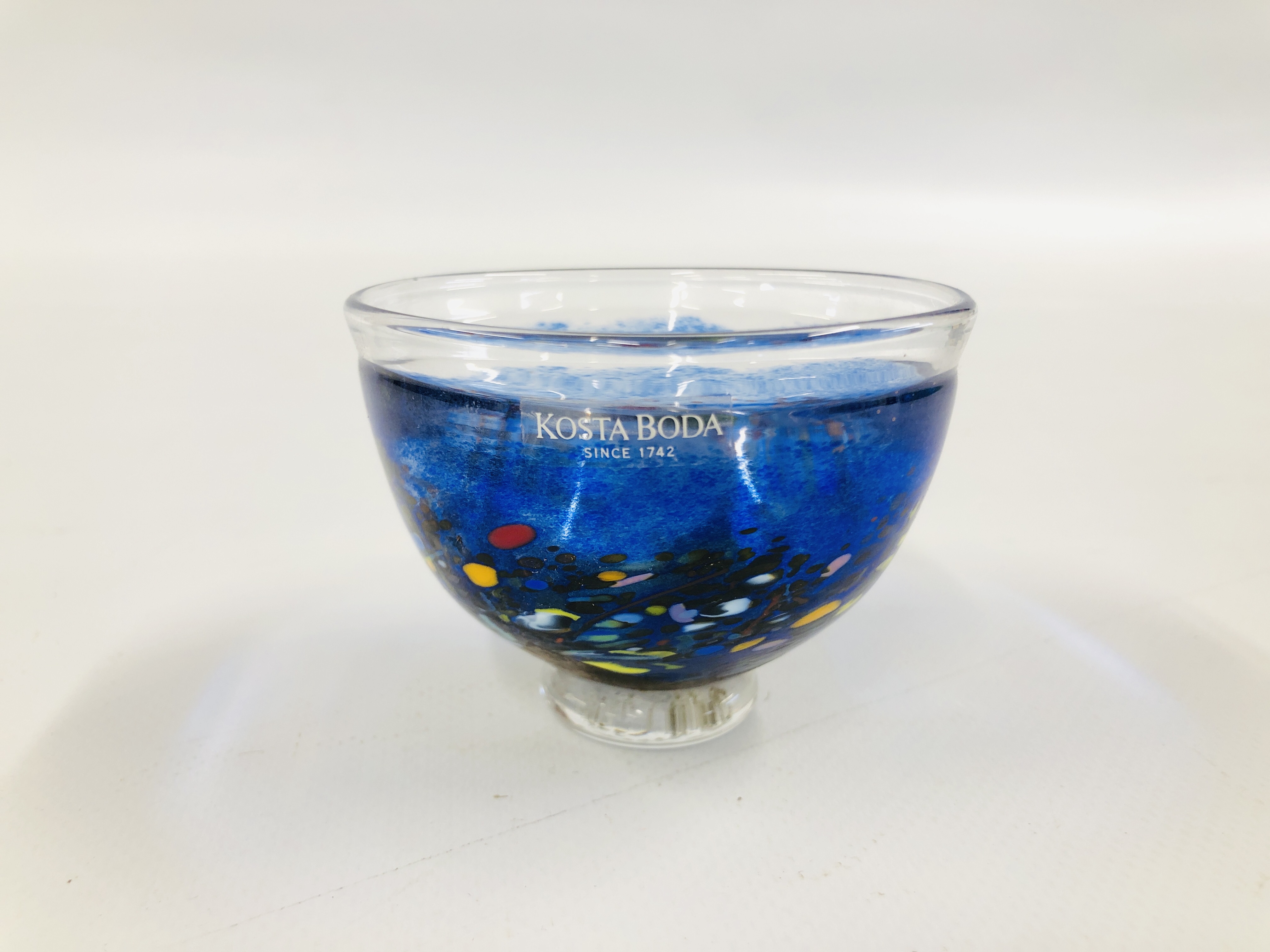 AN ELABORATE ART GLASS BOWL BEARING ORIGINAL KOSTA BODA LABEL & SIGNED TO BASE - DIAMETER 7.