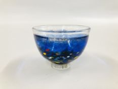 AN ELABORATE ART GLASS BOWL BEARING ORIGINAL KOSTA BODA LABEL & SIGNED TO BASE - DIAMETER 7.