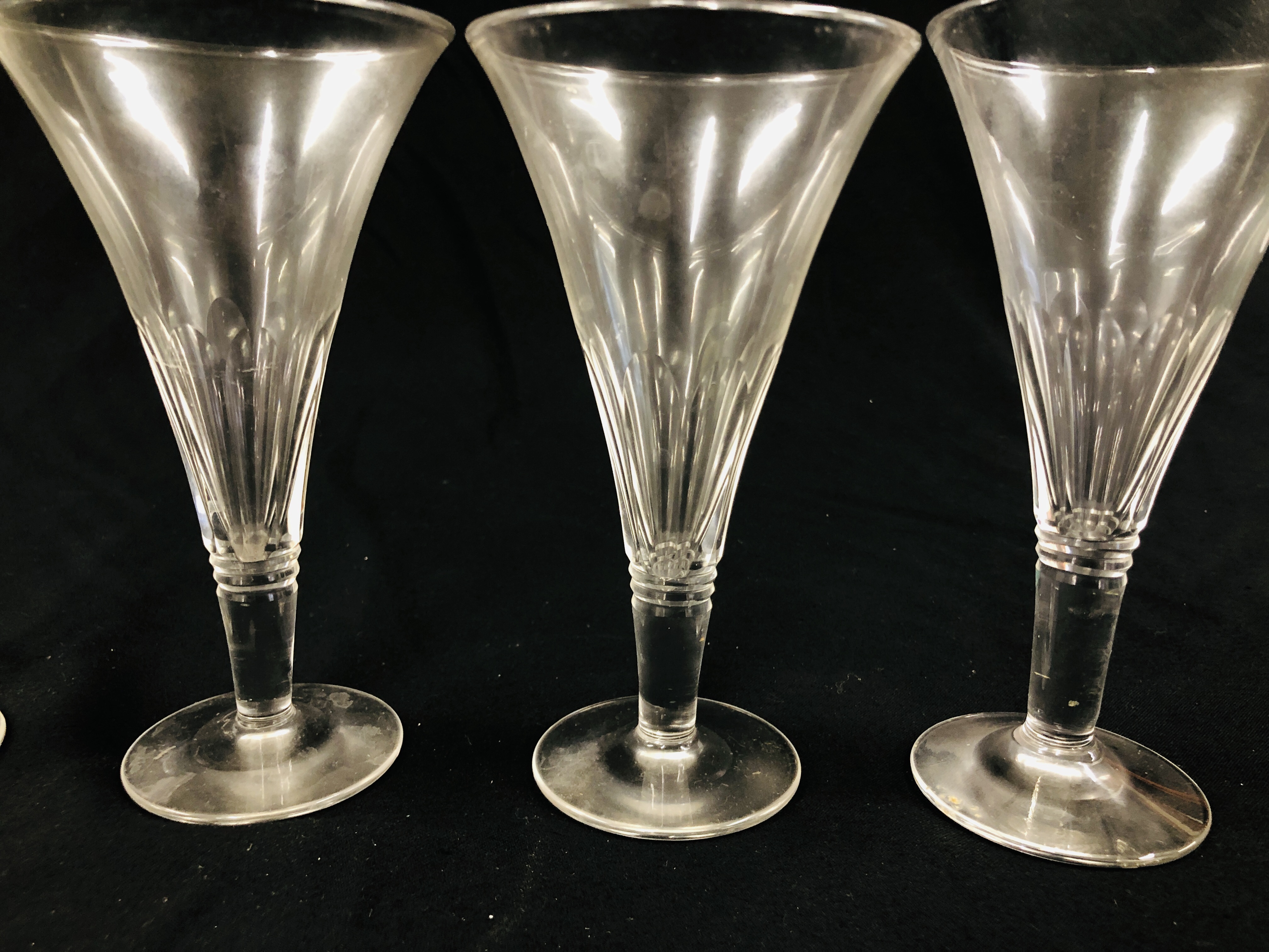 A GROUP OF 5 VINTAGE CONICAL GLASSES, PETAL SLICE CUT PANELS - APPROX H 17.3CM. - Image 5 of 6
