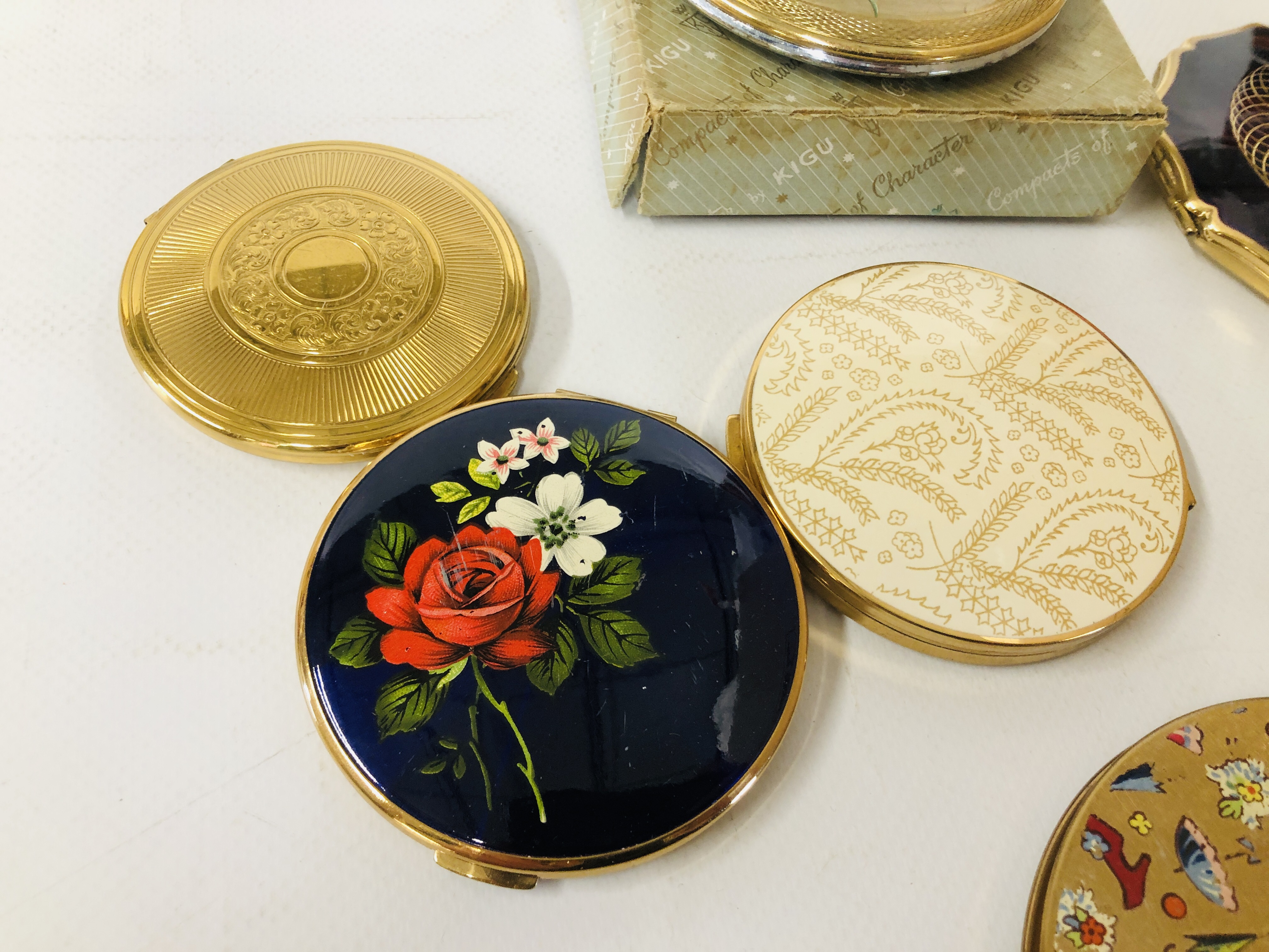 7 X "STRATTON" VINTAGE LADIES COMPACTS. - Image 6 of 6