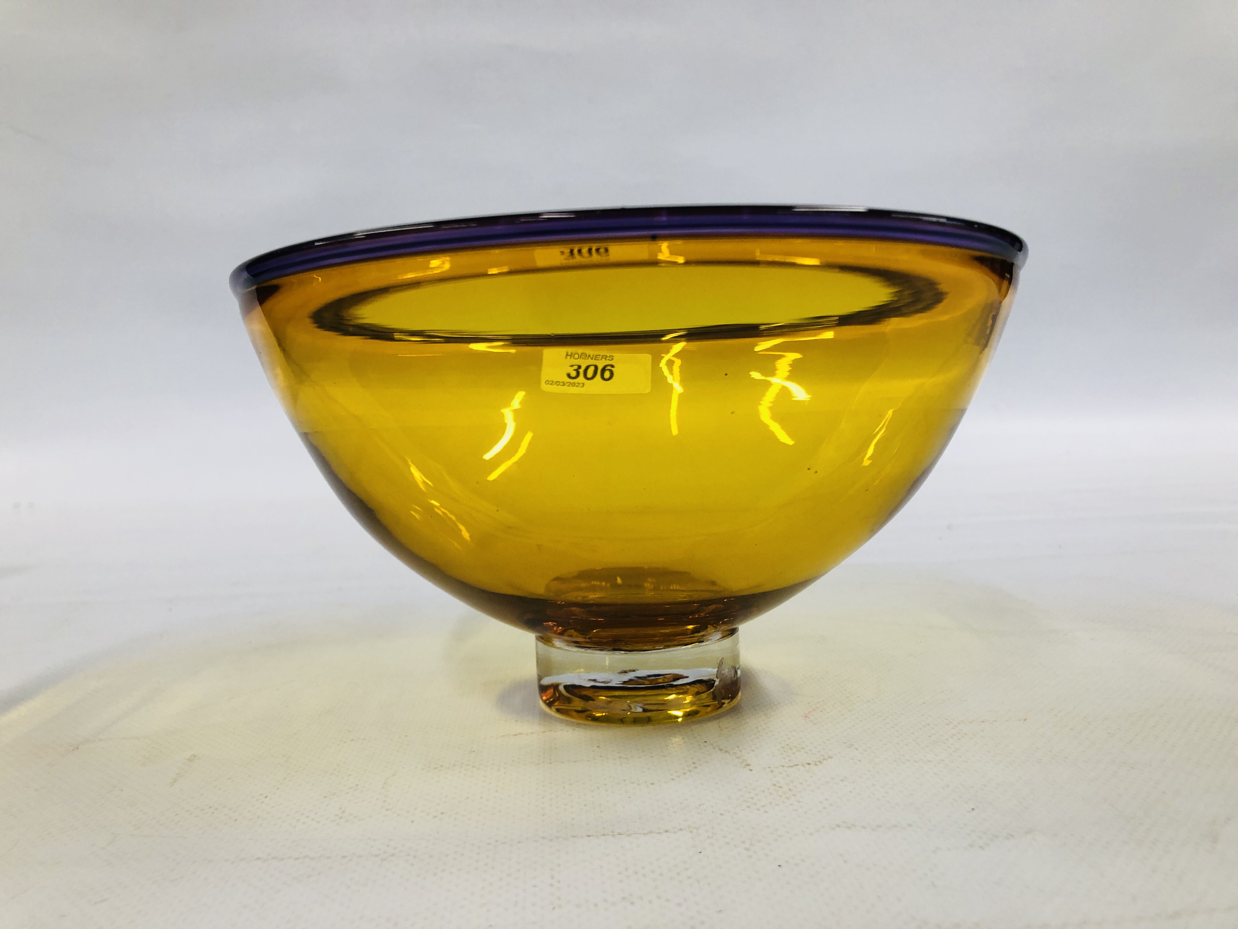AN AMBER COLOURED ART GLASS STUDIO BOWL WITH A PURPLE RIM BEARING INDISTINCT SIGNATURE TO BASE. - Image 3 of 4