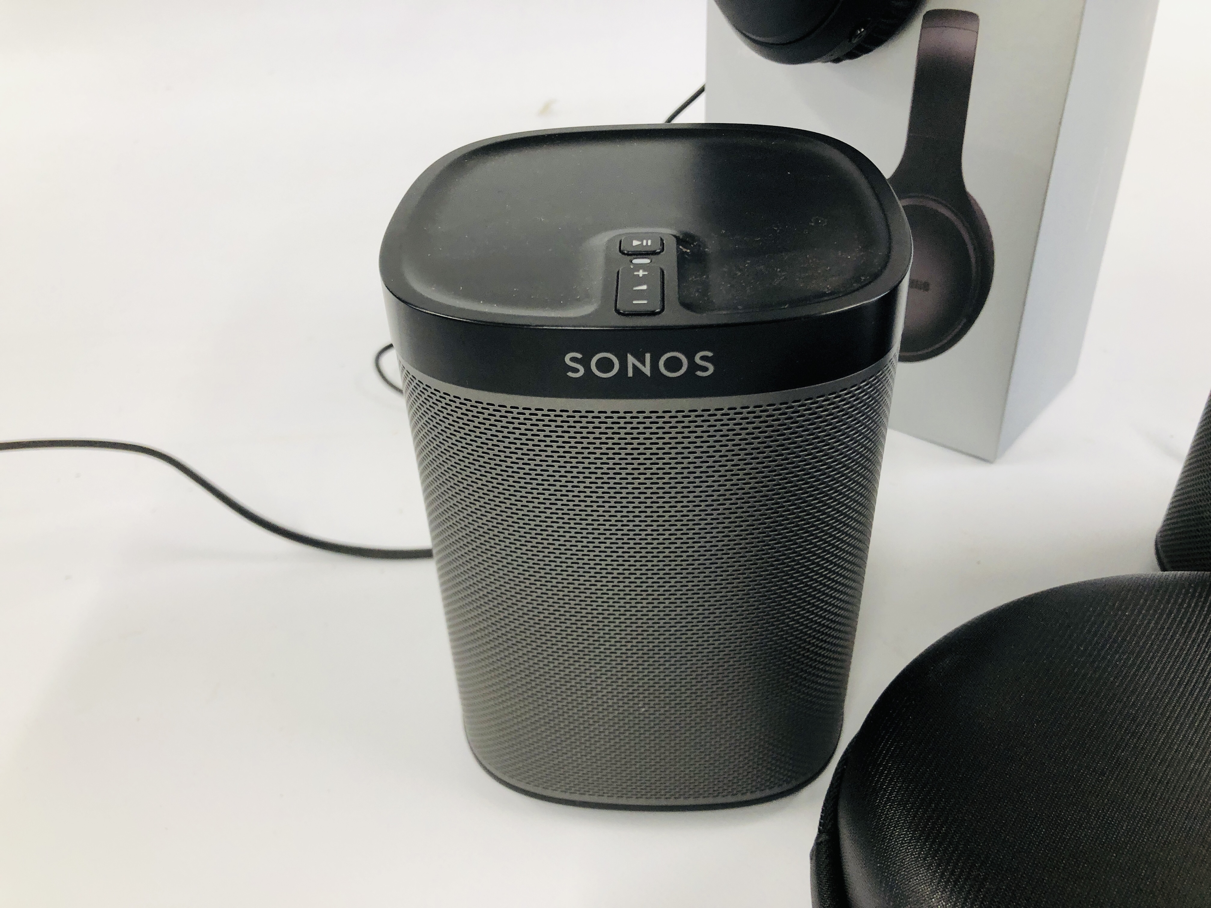A PAIR OF SONOS WIRELESS HIFI SYSTEM SPEAKERS MODEL PLAY 1 ALONG WITH BOLFOTONE NOISE CANCELLING - Image 2 of 4