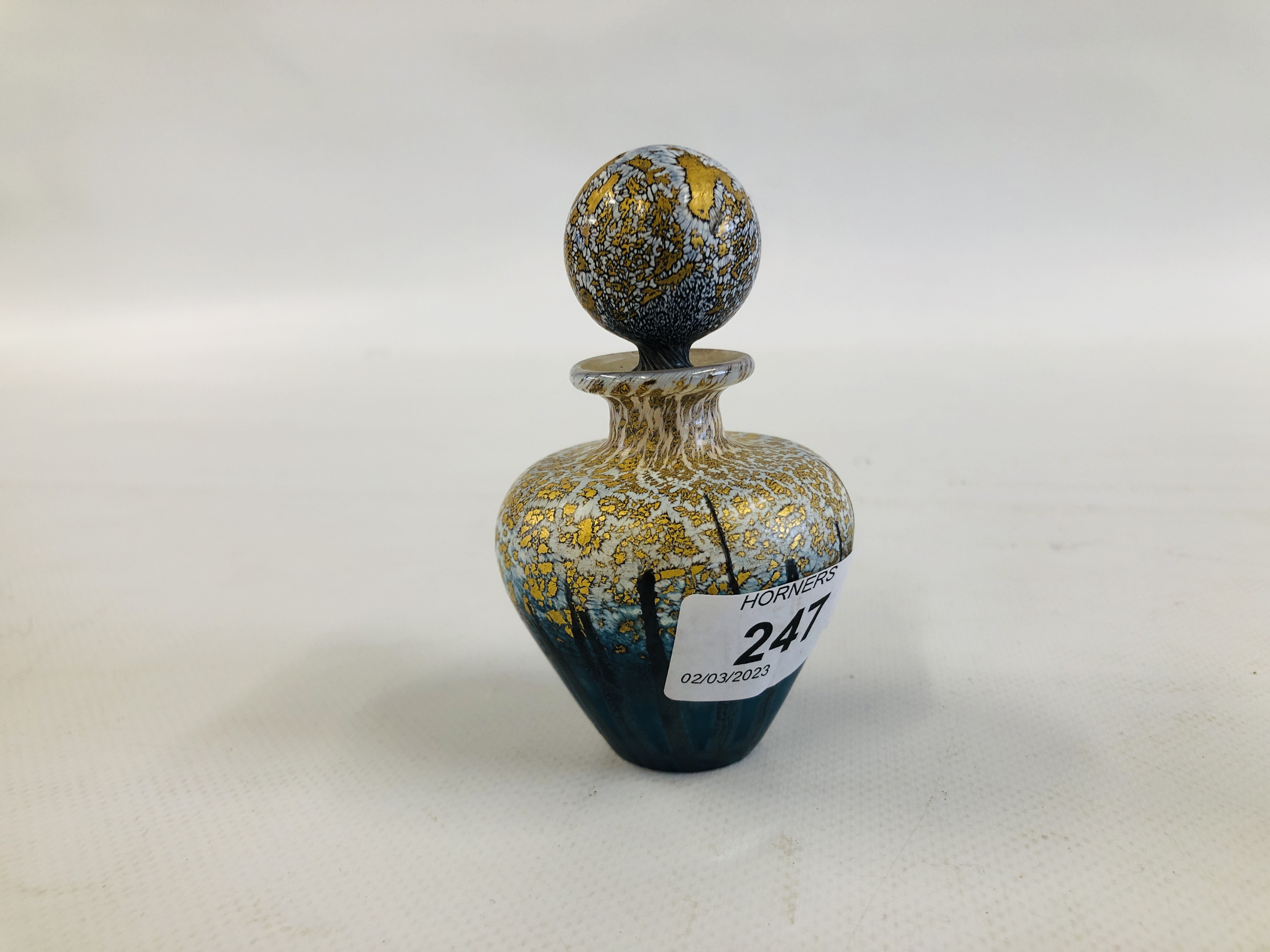 AN ATTRACTIVE ART GLASS PERFUME BOTTLE AND STOPPER UNSIGNED, H 10CM APPROX. - Image 6 of 6