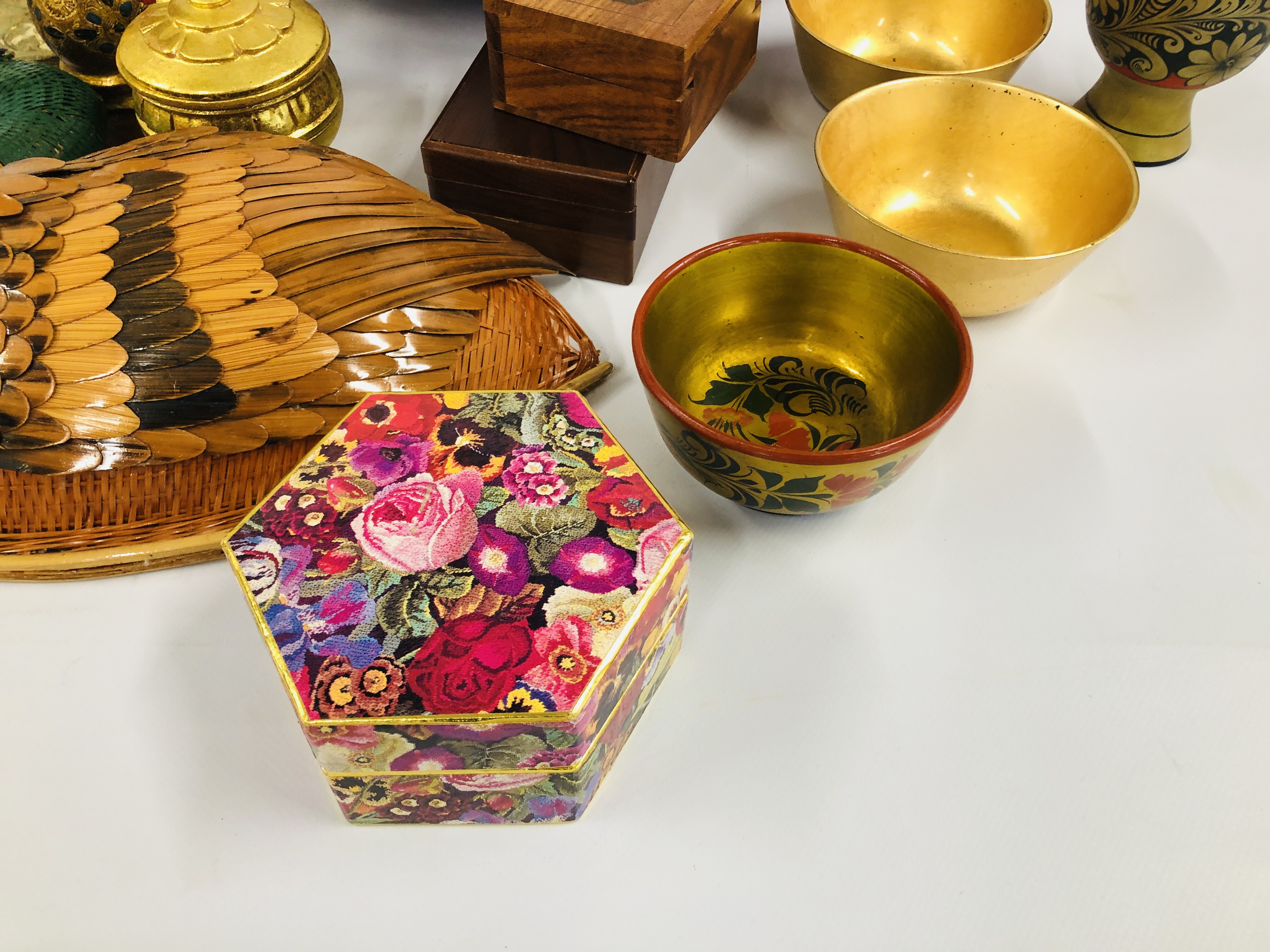 A LARGE LACQUERED BAMBOO DISH ALONG WITH VARIOUS TREEN AND GILT FINISH TRINKET BOXES AND DECORATIVE - Image 6 of 7