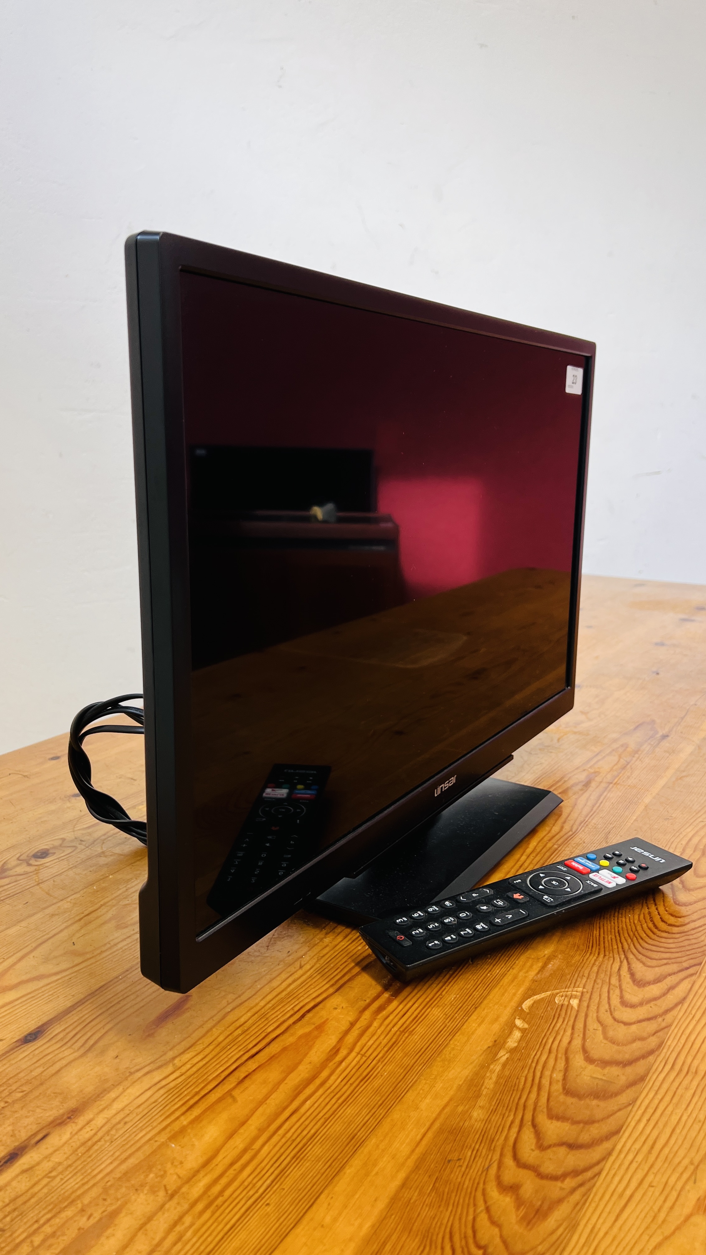 A LINSTAR 24" FLAT SCREEN TELEVISION SET - SOLD AS SEEN. - Image 4 of 5