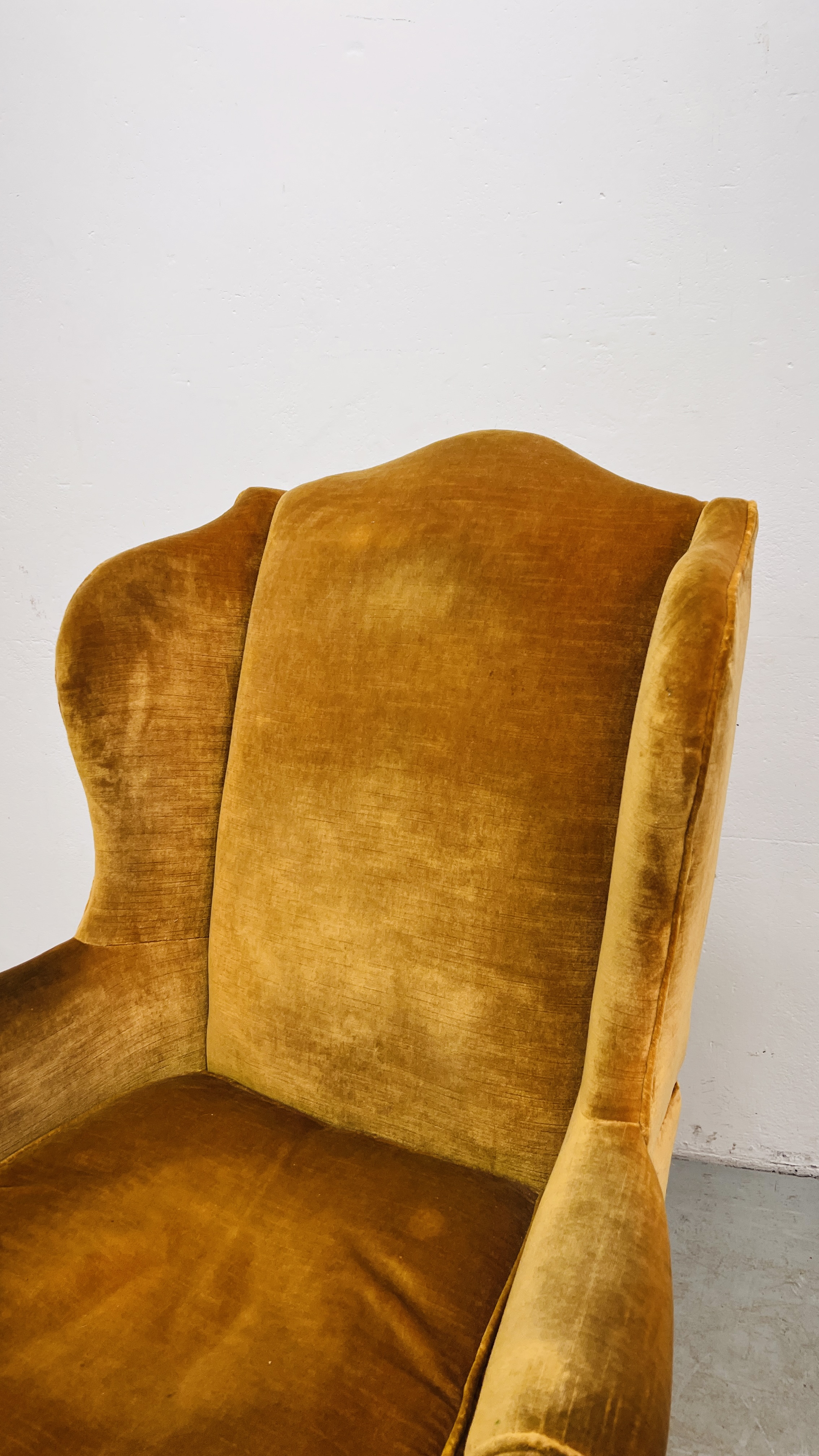 A MAHOGANY WINGED ARMCHAIR (COVER STAINED) - Image 2 of 7