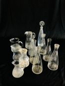 A GROUP OF GLASSWARE TO INCLUDE VARIOUS CLEAR GLASS WATER JUGS,