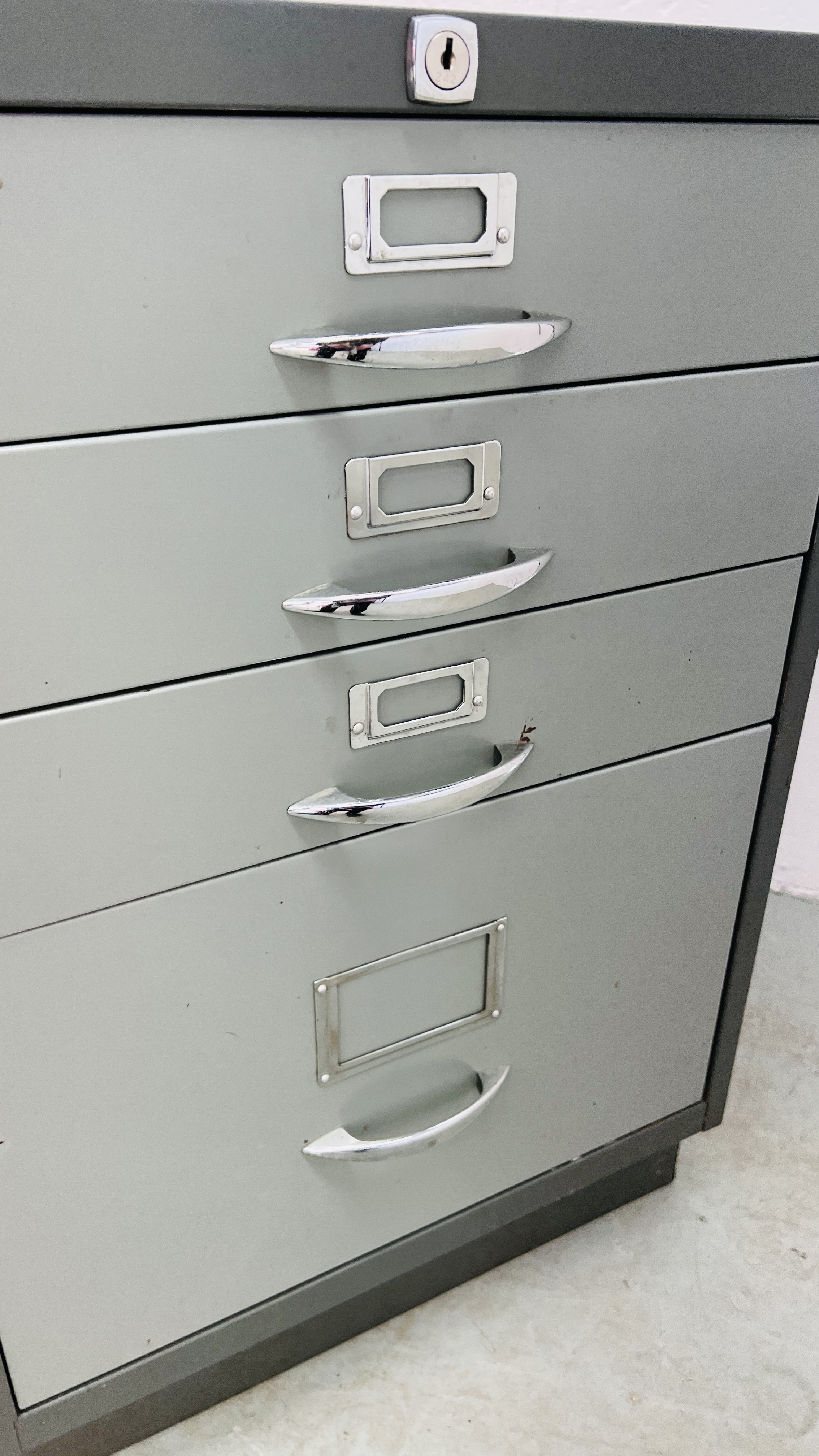 A STEEL 4 DRAWER FILING CABINET. - Image 3 of 4