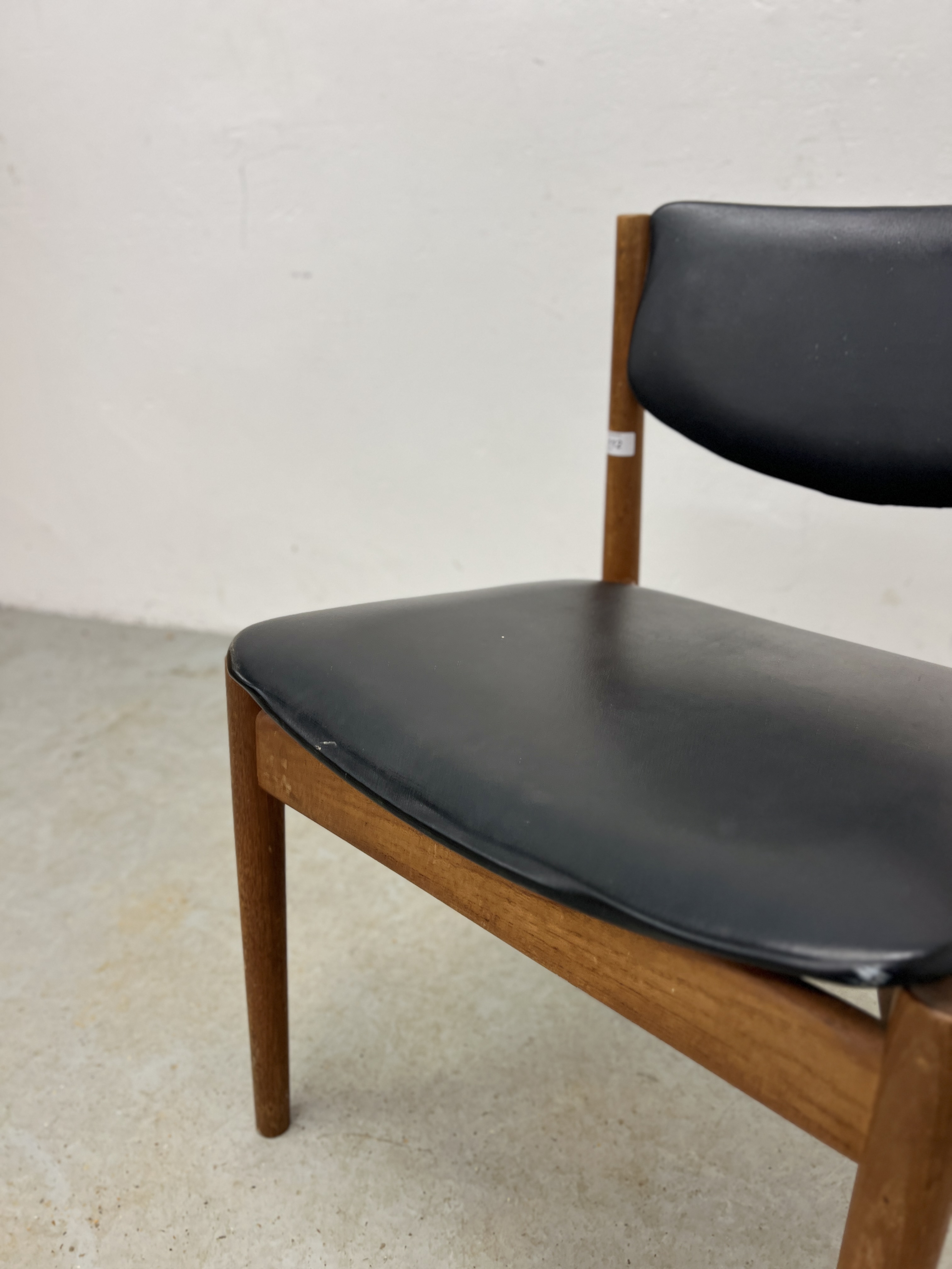 A MID CENTURY DANISH TEAK SIDE CHAIR BEARING LABEL FRANCE & SON. DESIGNED BY FIN JUHL A/F NO. - Image 6 of 10