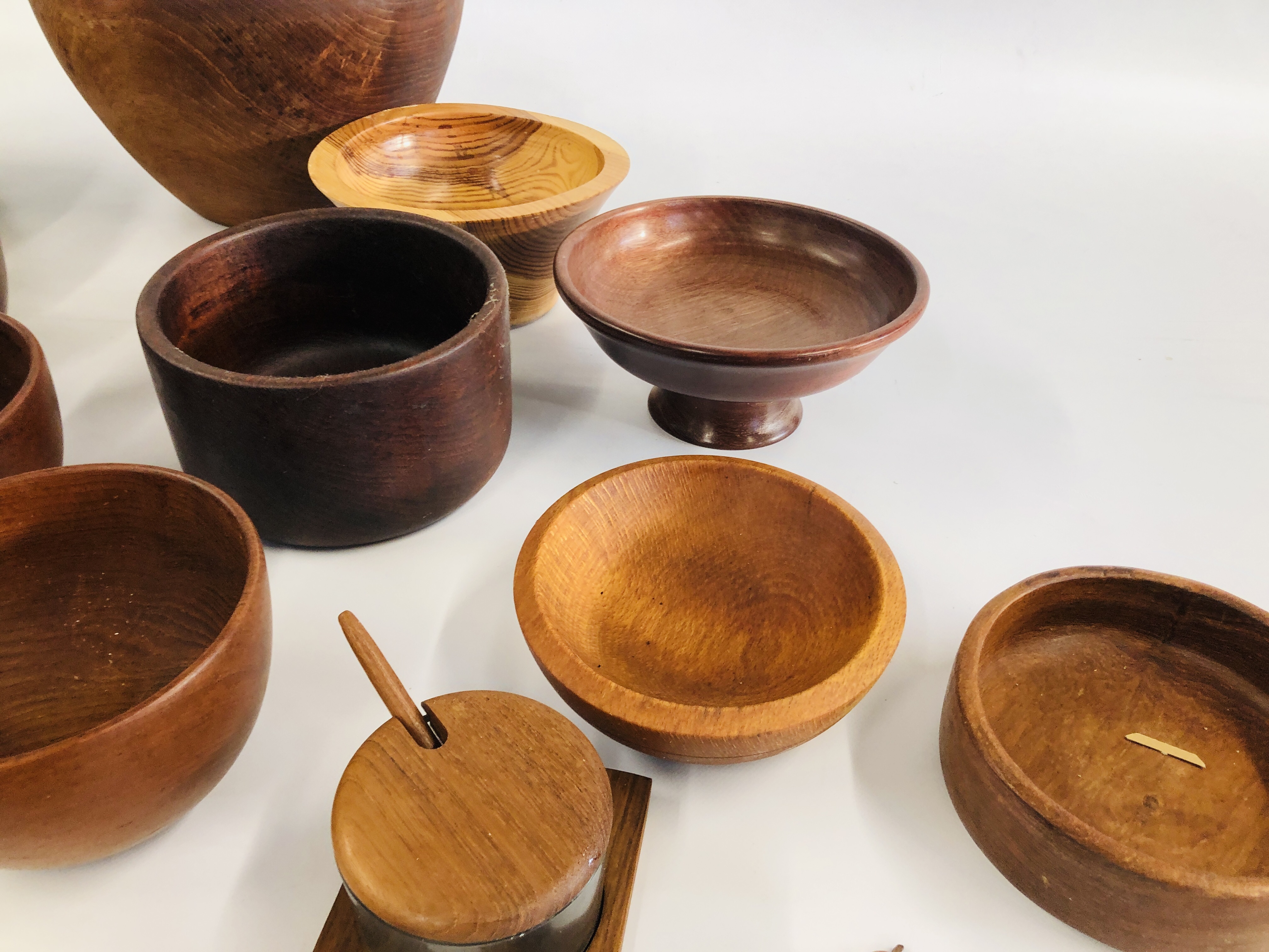 A COLLECTION OF ASSORTED TREEN TO INCLUDE MAINLY BOWLS ETC. - Image 3 of 6