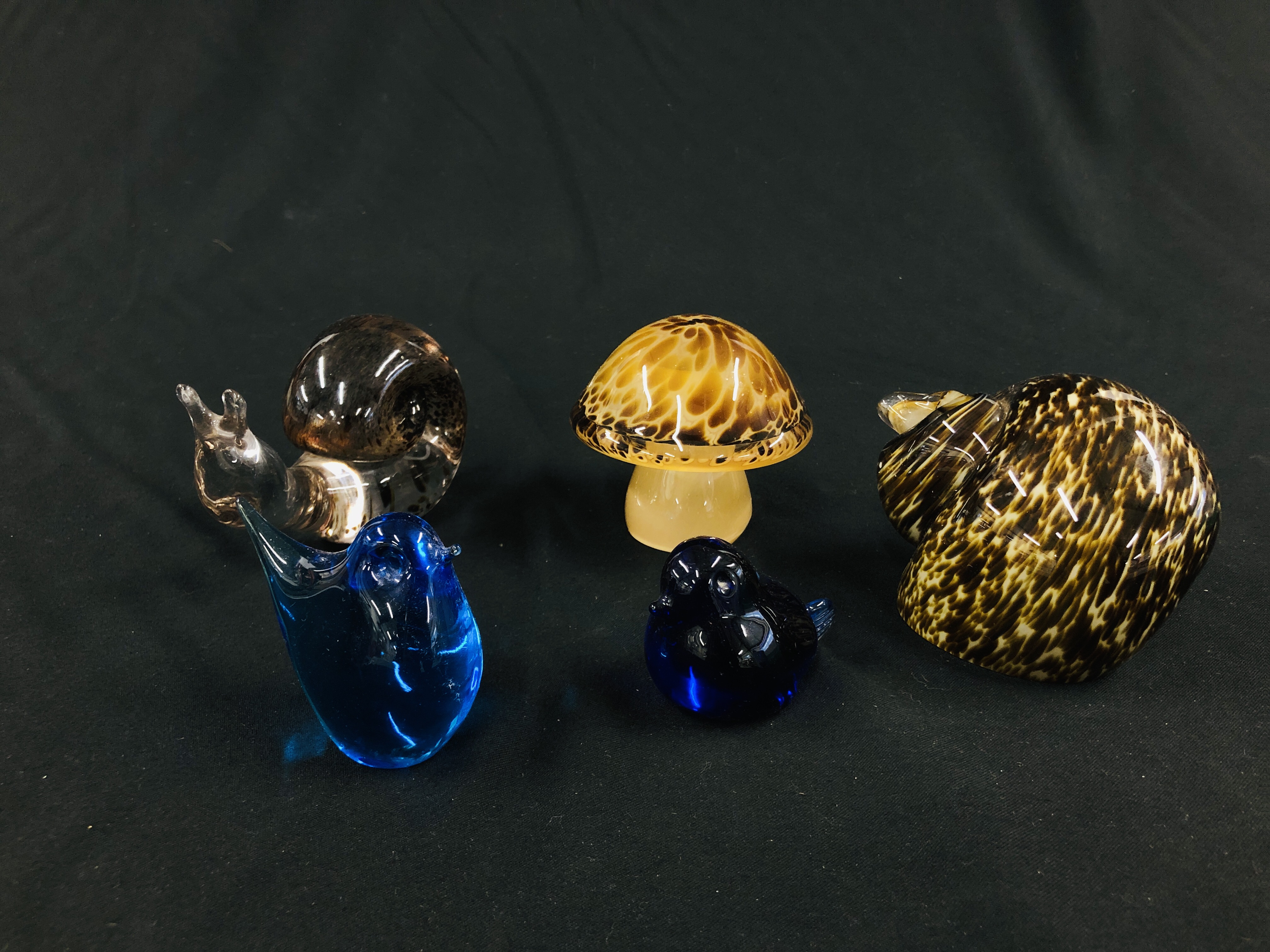 A GROUP OF 5 ART GLASS PAPERWEIGHTS TO INCLUDE 2 SNAILS AND 2 BIRDS ALONG WITH A TOADSTOOL BEARING