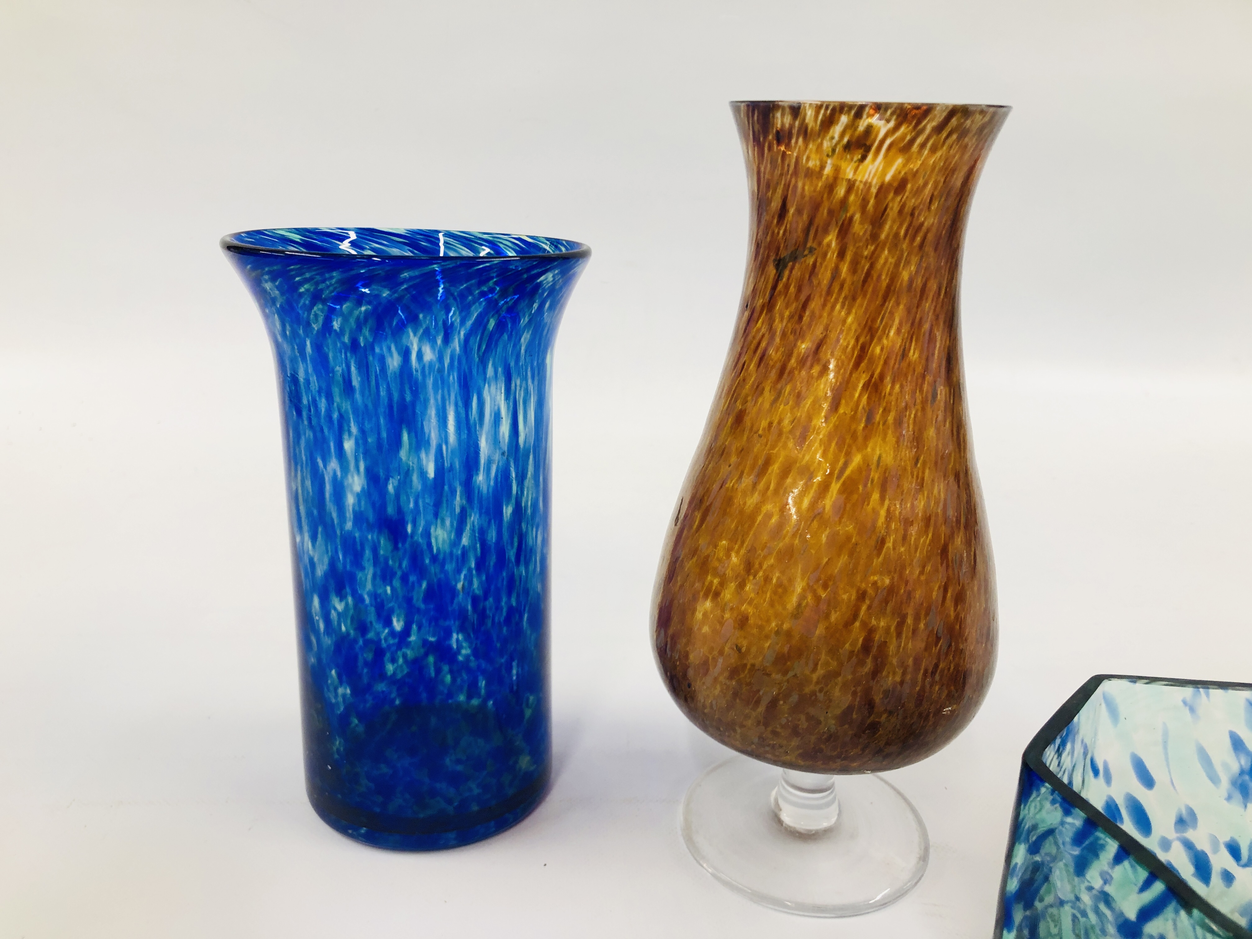 A GROUP OF ART GLASS STUDIO VASES TO INCLUDE MOTTLED AND WEDGEWOOD EXAMPLES. - Image 4 of 7