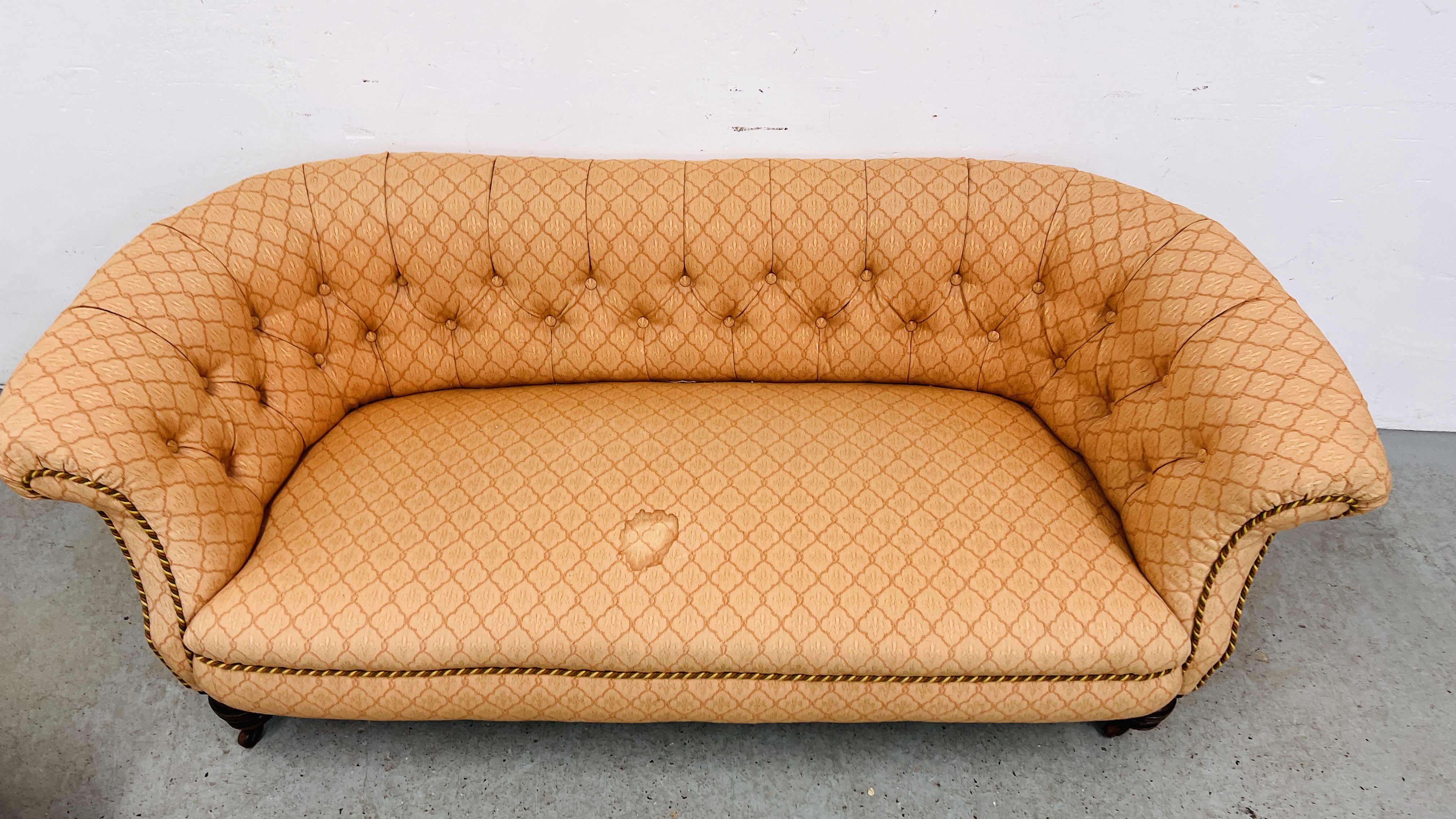 A VICTORIAN BUTTON BACK SOFA AND A LADY'S ARMCHAIR COVERED IN A SIMILAR FABRIC. - Image 4 of 11