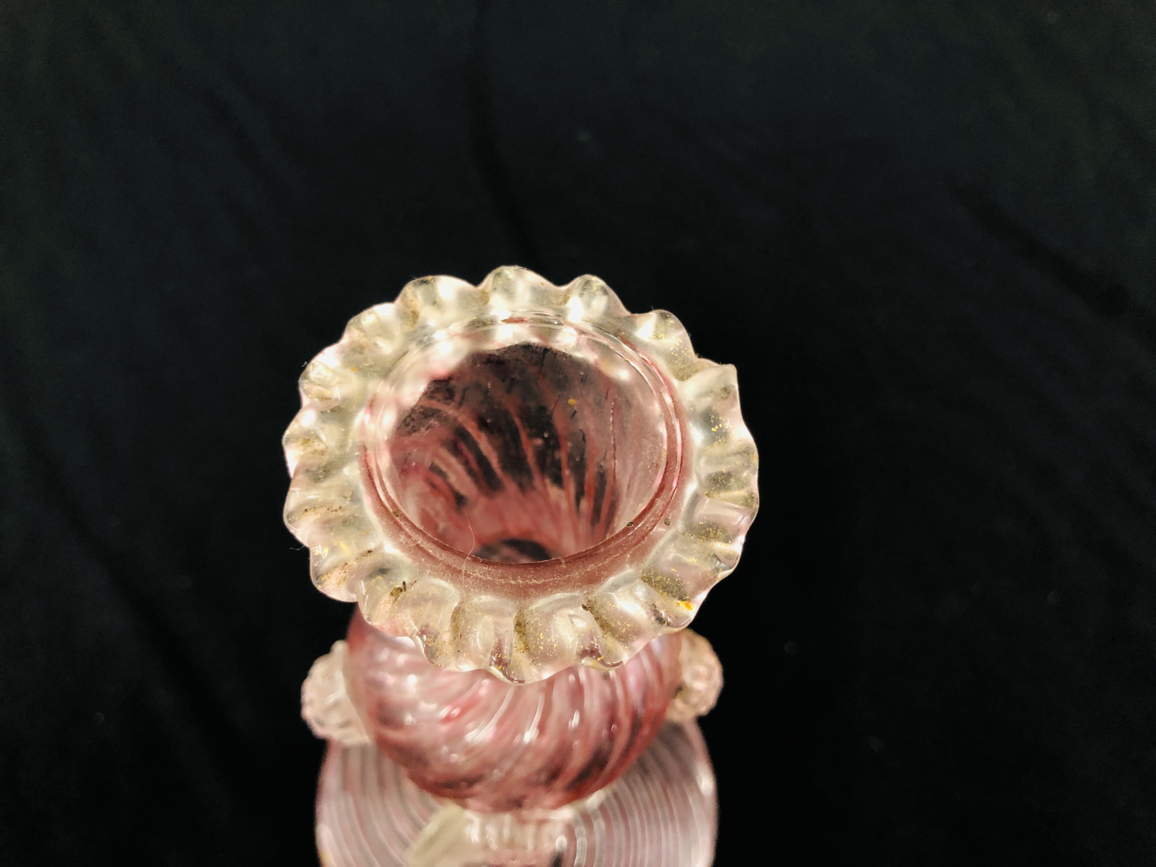 A VINTAGE VENETIAN PINK AND WHITE FIGURAL FISH CANDLESTICK - H 23CM. - Image 3 of 7