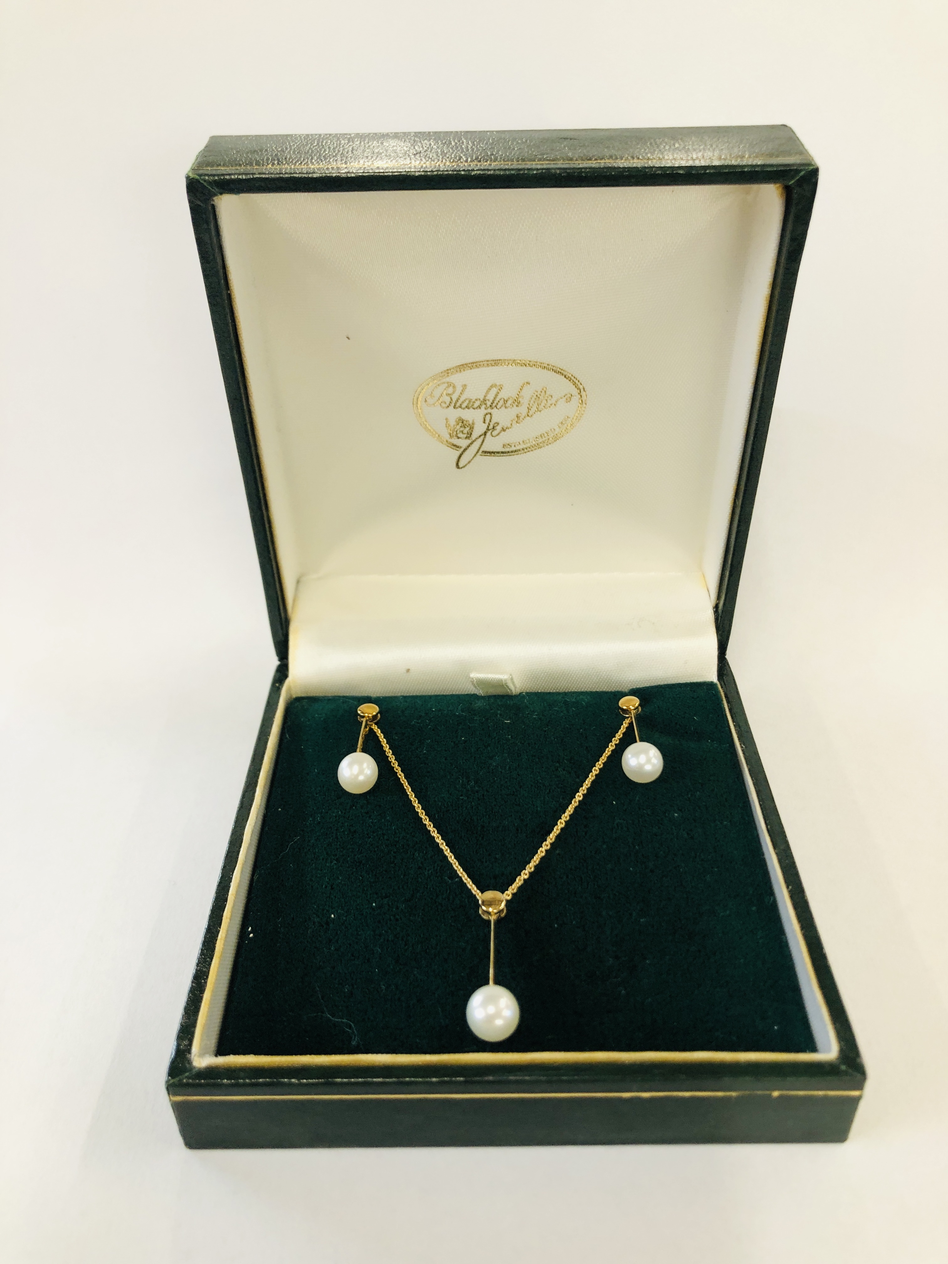 A 9 CARAT GOLD PEARL NECKLACE AND EARRING SET.