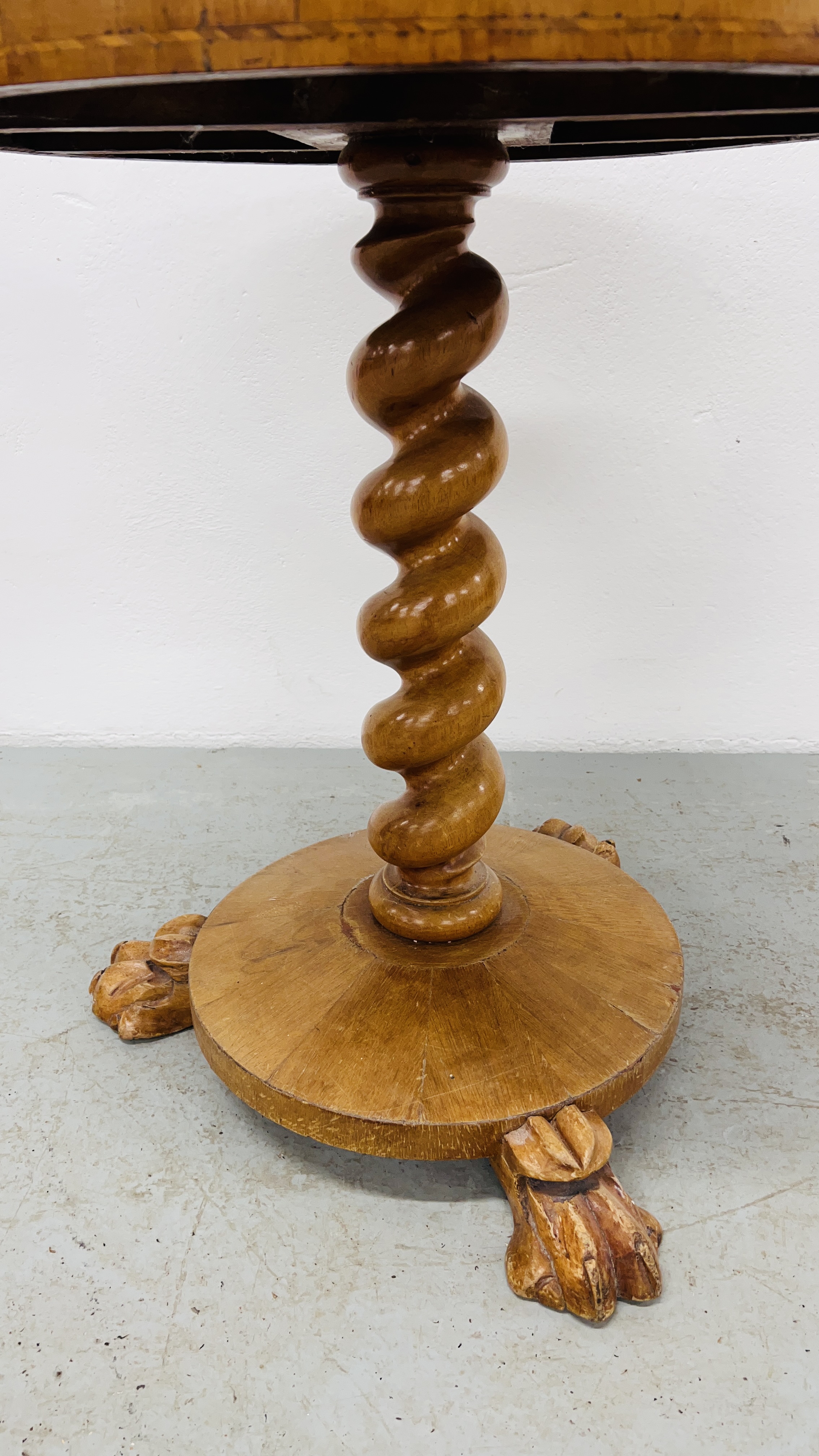 A VICTORIAN INLAID WALNUT CIRCULAR TABLE ON A CORKSCREW COLUMN AND A CIRCULAR BASE AND LIONS CLAW - Image 5 of 8